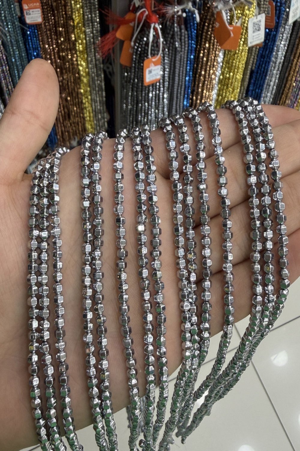 Hematit Taşı Özel Kesim Parlak Gümüş 4x4mm Doğal Taş Dizi