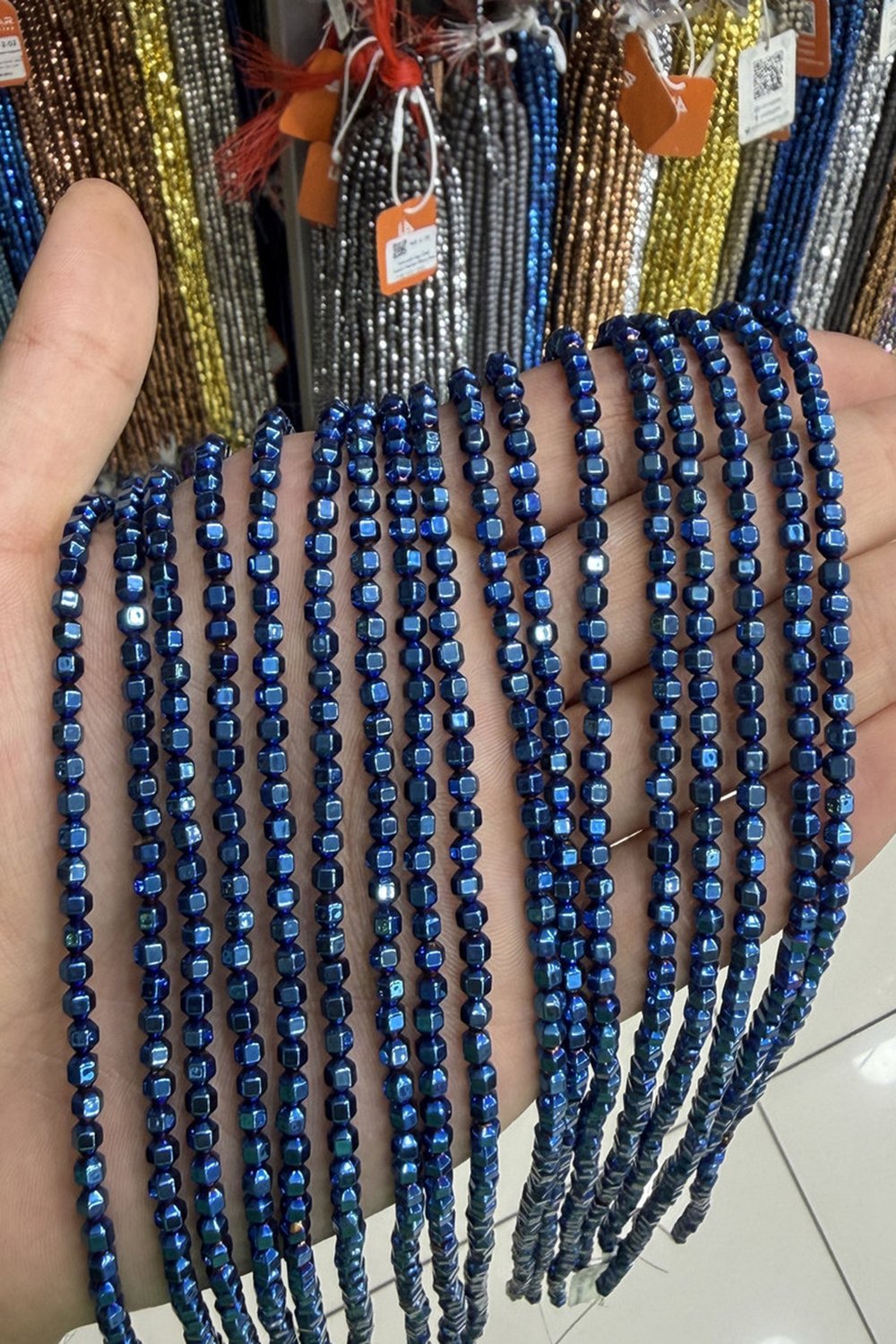 Hematit Taşı Özel Kesim Parlak Mavi 4x4mm Doğal Taş Dizi