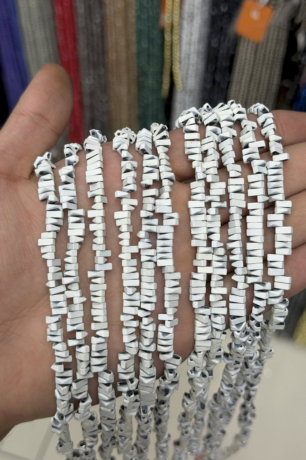 Hematit Taşı Piramit Kesim Beyaz 6x3mm Doğal Taş Dizi