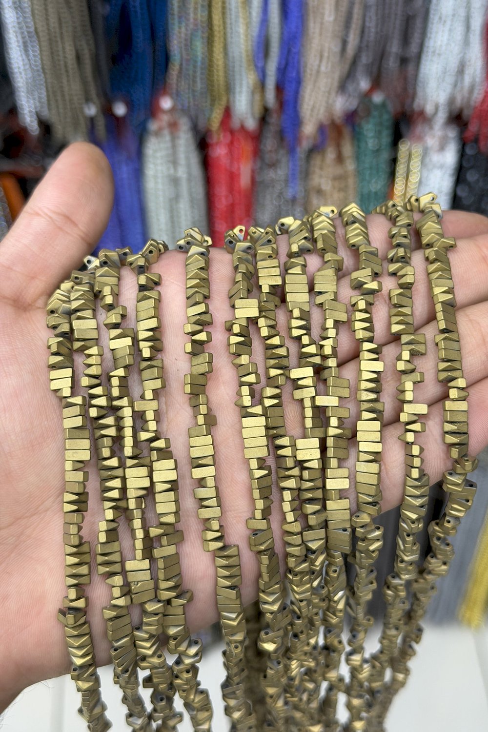 Hematit Taşı Piramit Kesim Mat Gold 6x3mm Doğal Taş Dizi