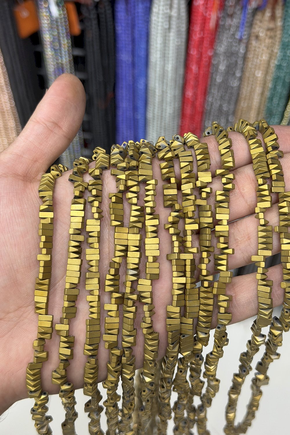 Hematit Taşı Piramit Kesim Mat Sarı 6x3mm Doğal Taş Dizi
