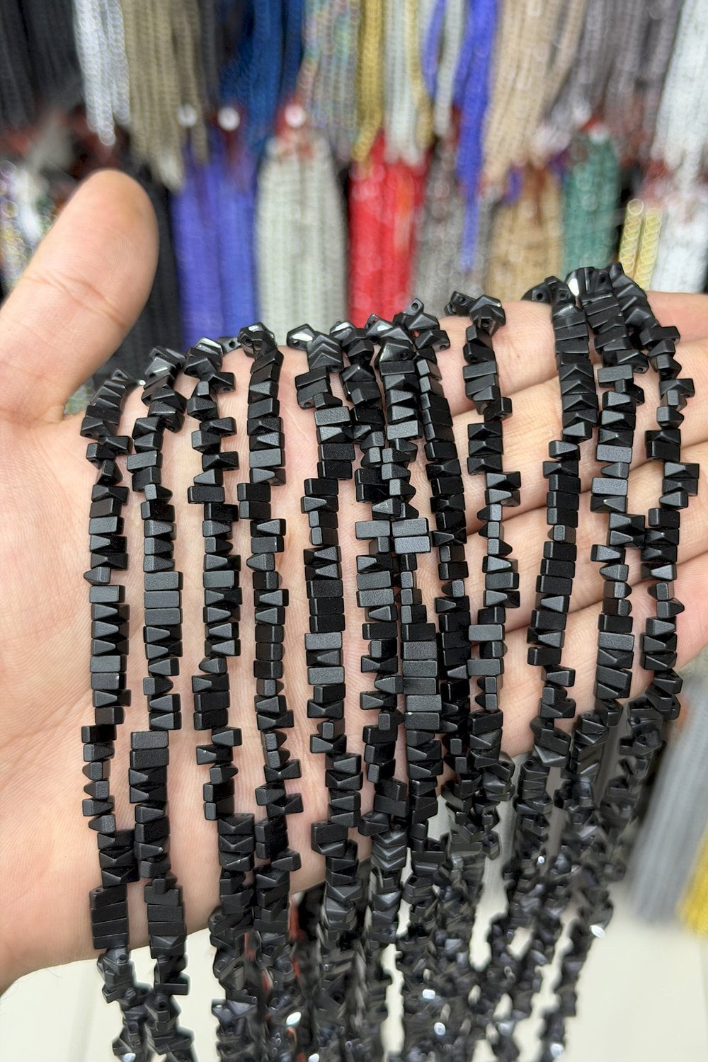 Hematit Taşı Piramit Kesim Mat Siyah 6x3mm Doğal Taş Dizi