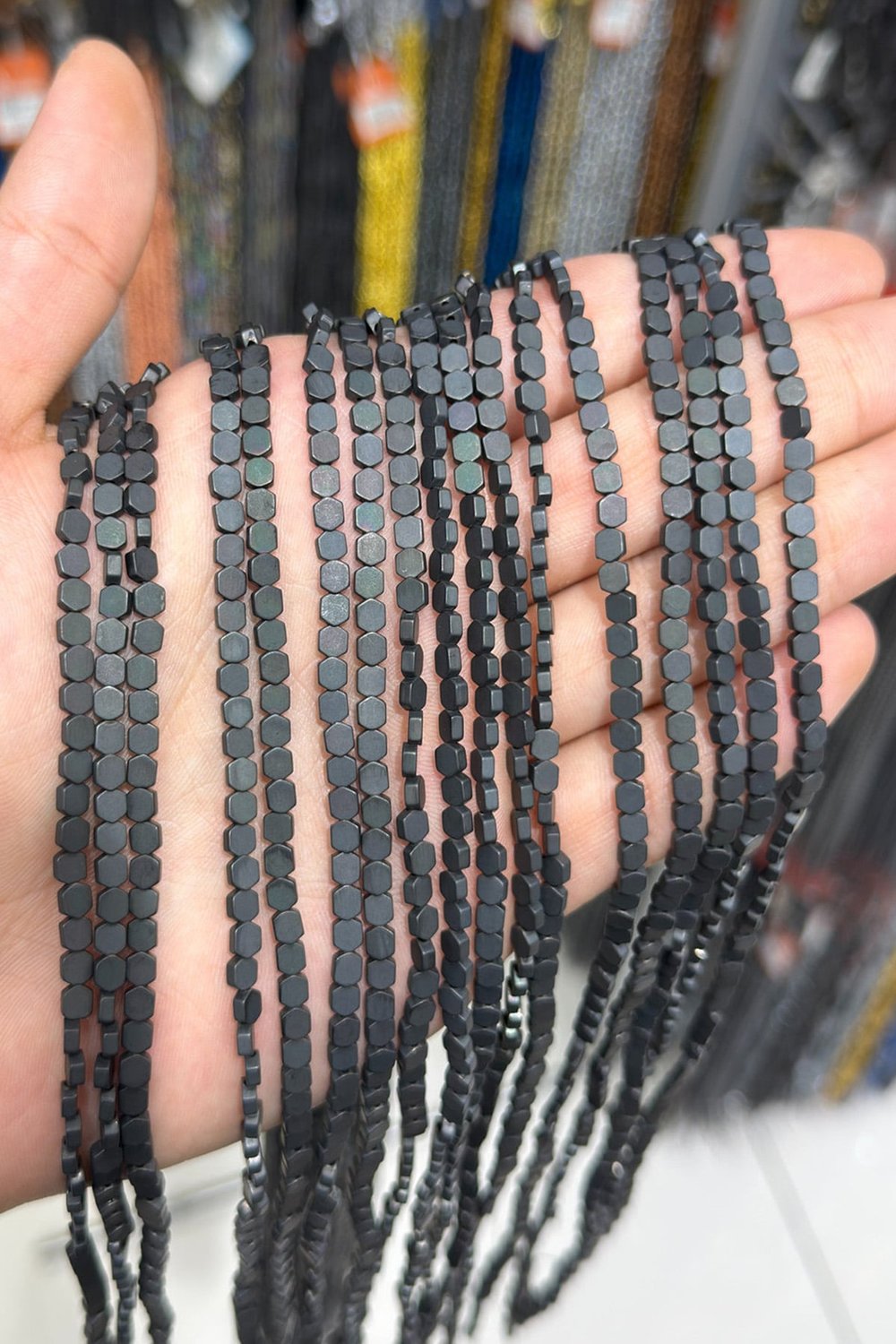 Hematit Taşı Yassı Altıgen Kesim Mat Siyah 4x4mm Doğal Taş Dizi