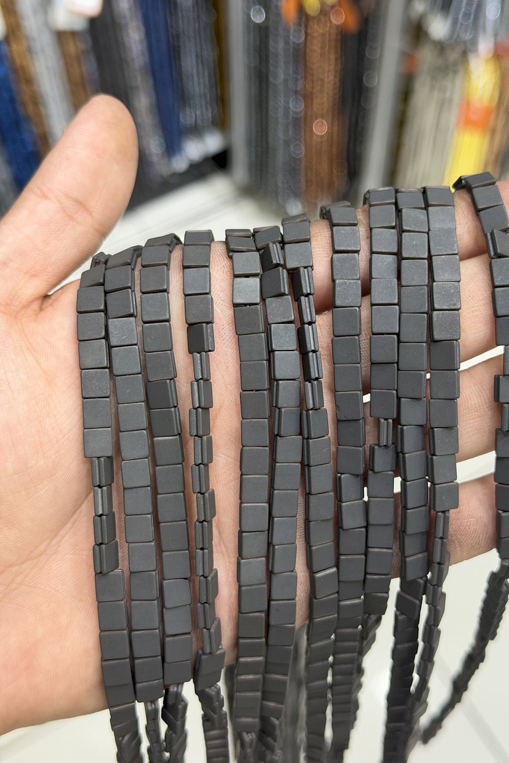 Hematit Taşı Yassı Kare Kanallı Kesim Mat Siyah 6x6mm Doğal Taş Dizi
