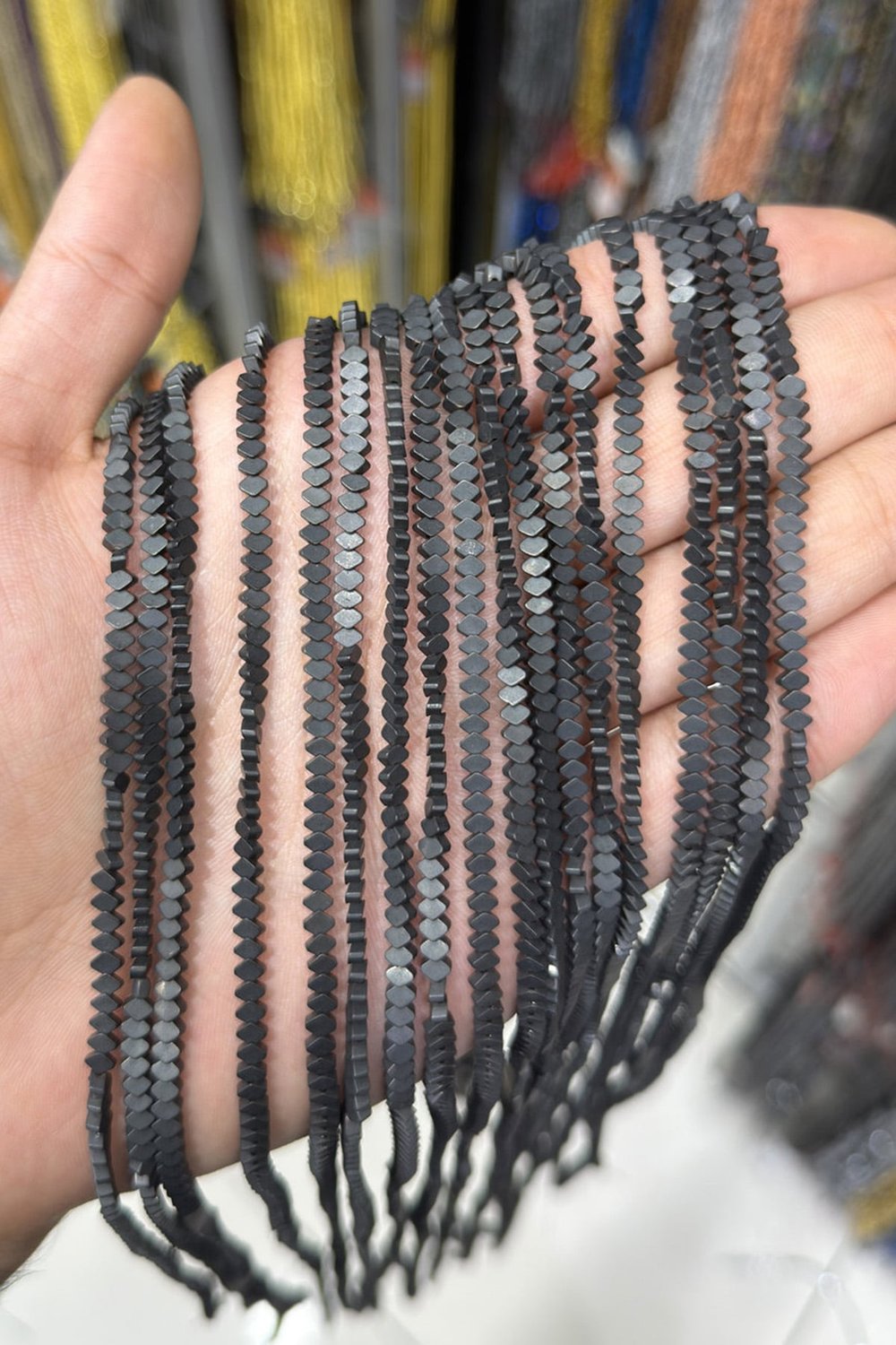 Hematit Taşı Yassı Yatay Kare Kesim Mat Siyah 3x4mm Doğal Taş Dizi