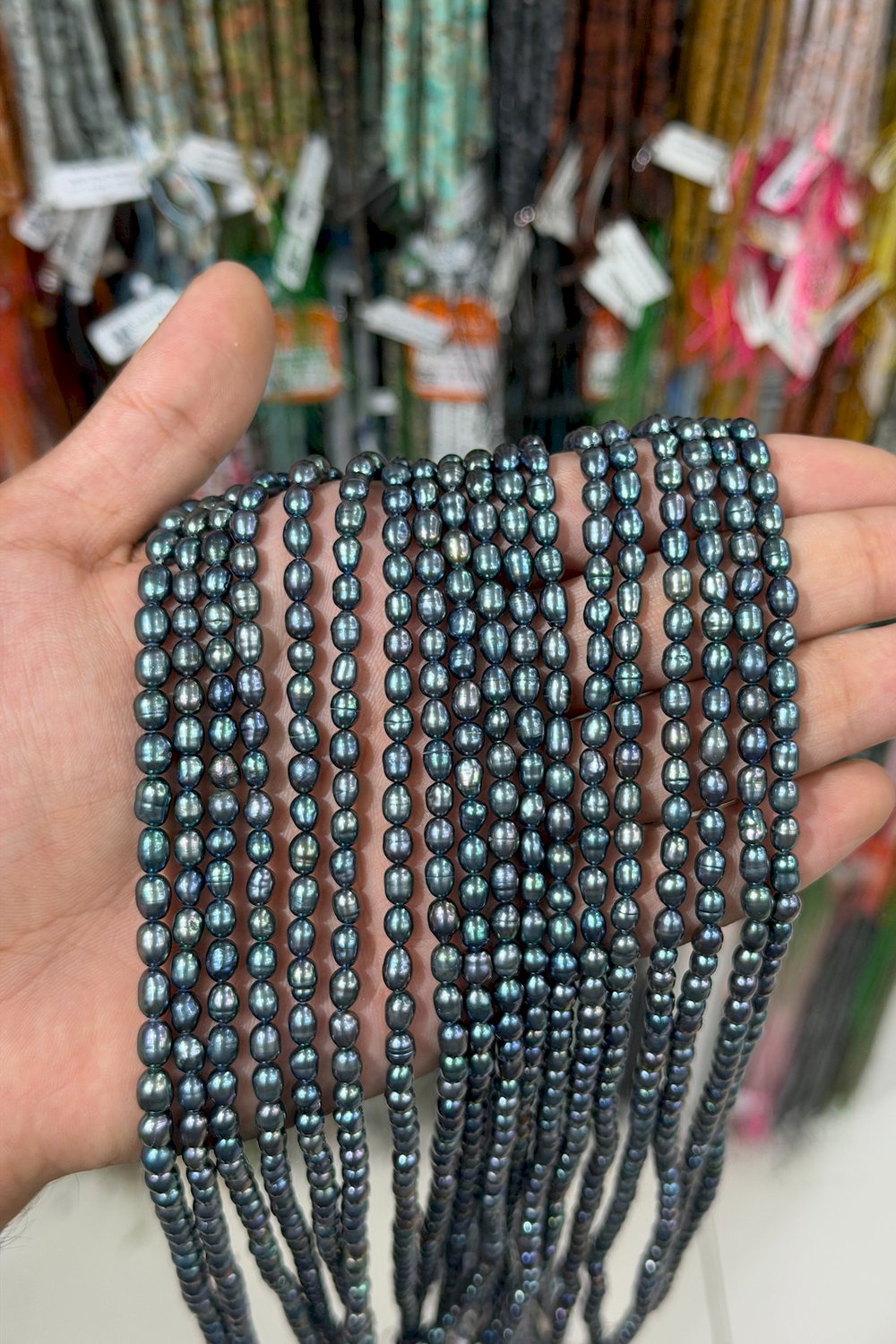 İnci Doğal Taş-Siyah Arpa Amorf Kesim 4-5mm Dizi AB