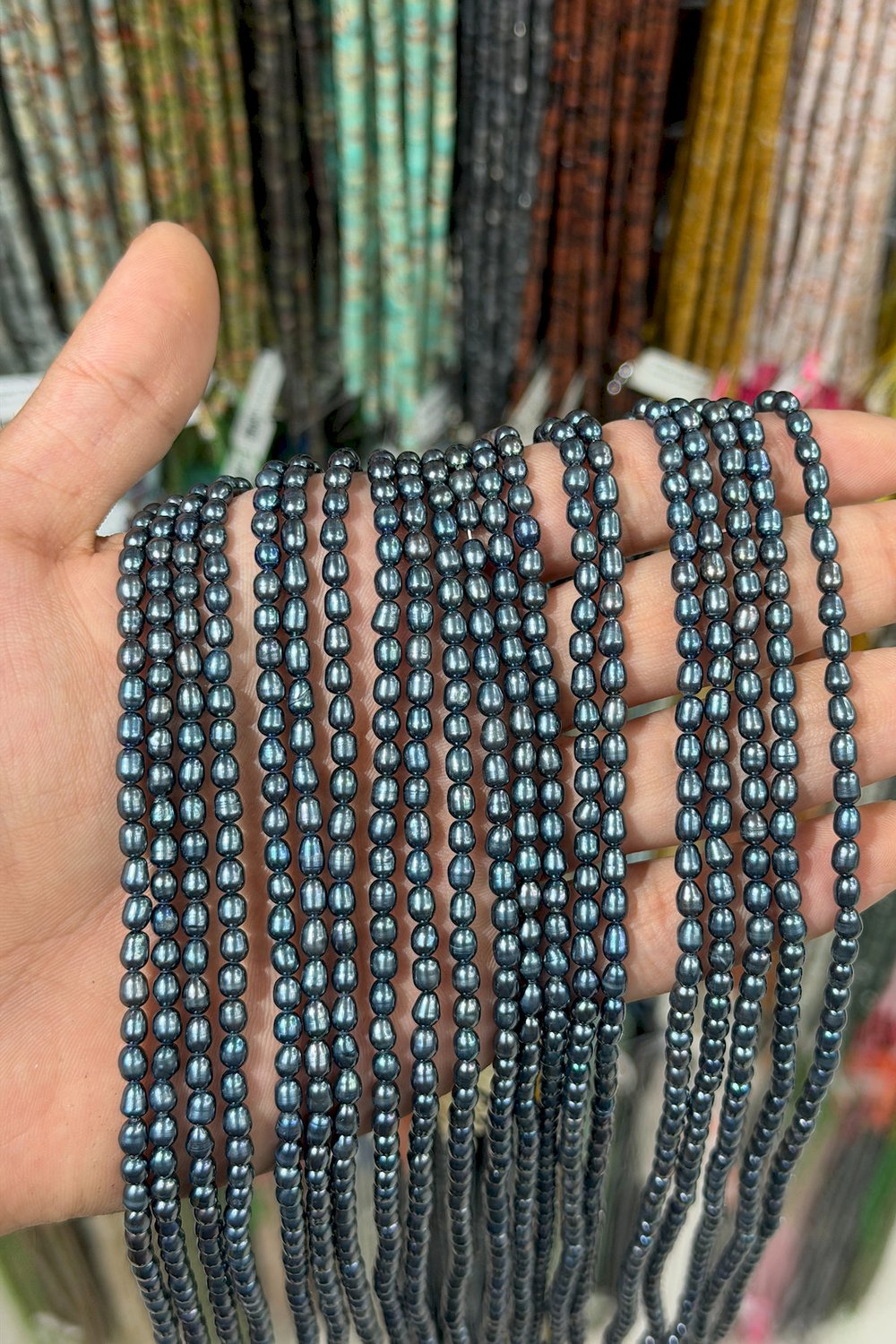 İnci Doğal Taş-Siyah Arpa Amorf Kesim 3-4mm Dizi AB