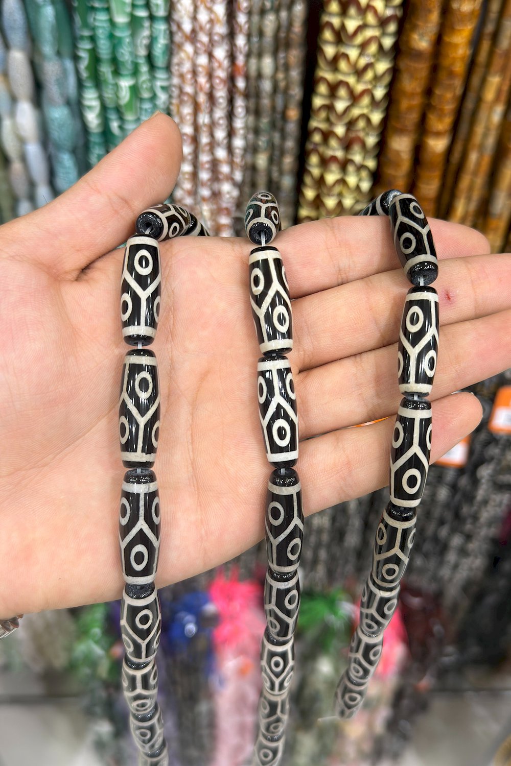 Tibet Akik Taşı Silindir Kesim Parlak Siyah 10x30mm Doğal Taş Dizi