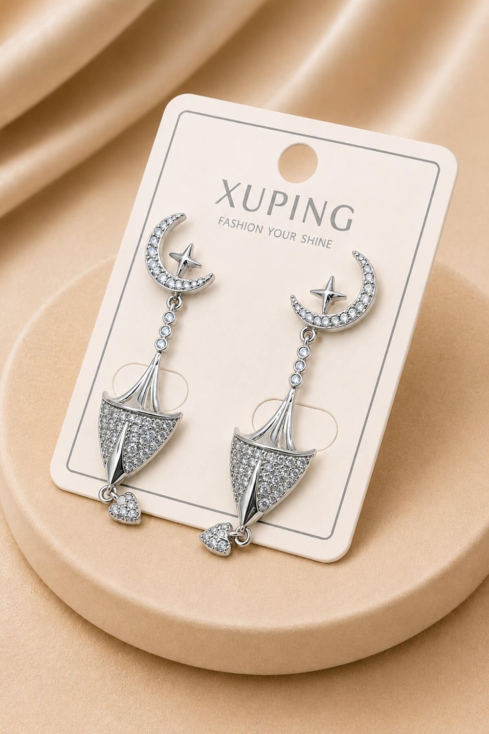 Xuping Ay ve Üçgen Figürlü Sallantılı Gümüş Renk Küpe