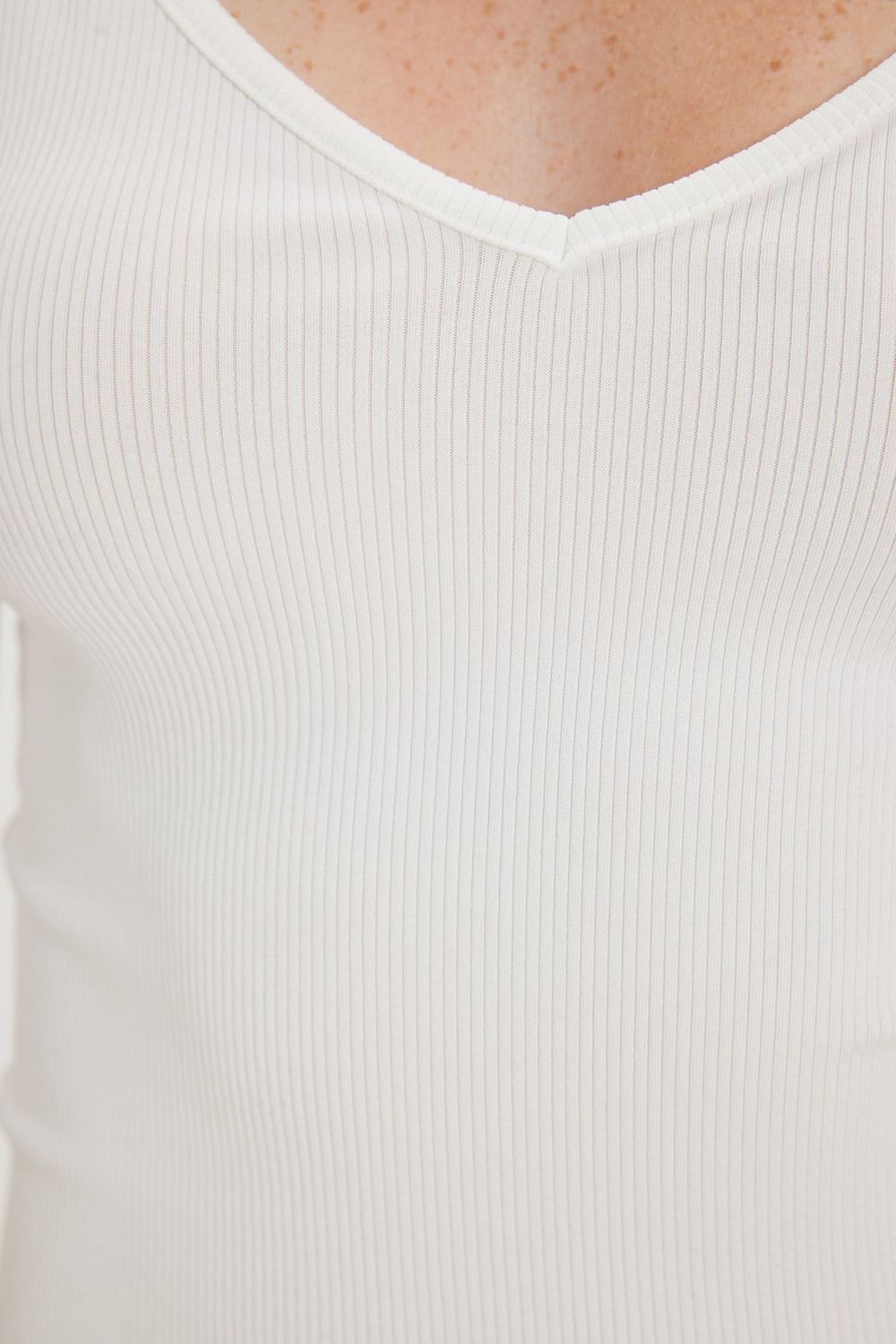 Kadın Slim Fit Dar Kesim Fitilli V Yaka Ekru Askılı Bluz ve Beli Bağlamalı Ekru Şort Takım