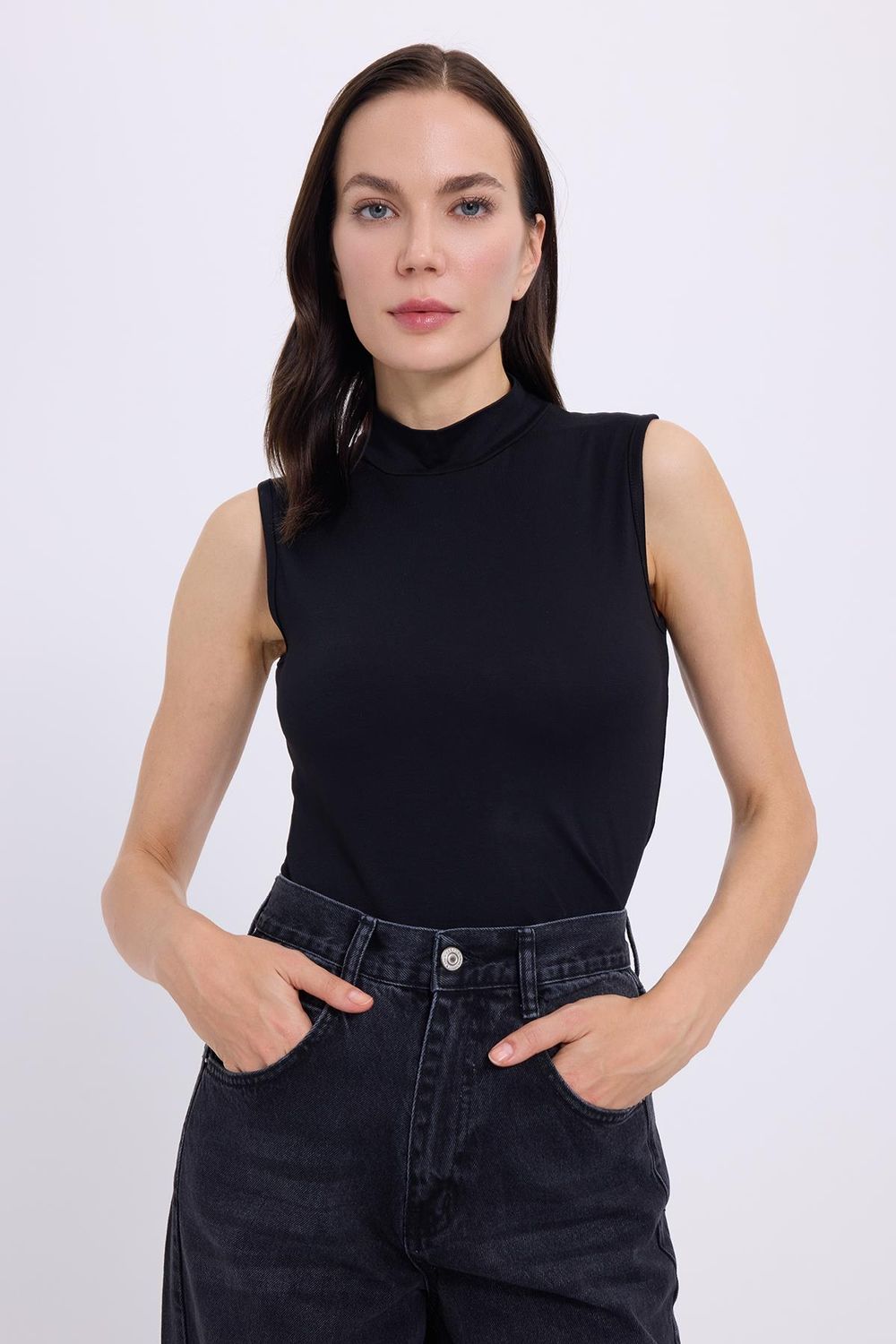 Kadın Standart Fit Normal Kesim Sıfır Kol Yarım Balıkçı Yaka Siyah Bluz