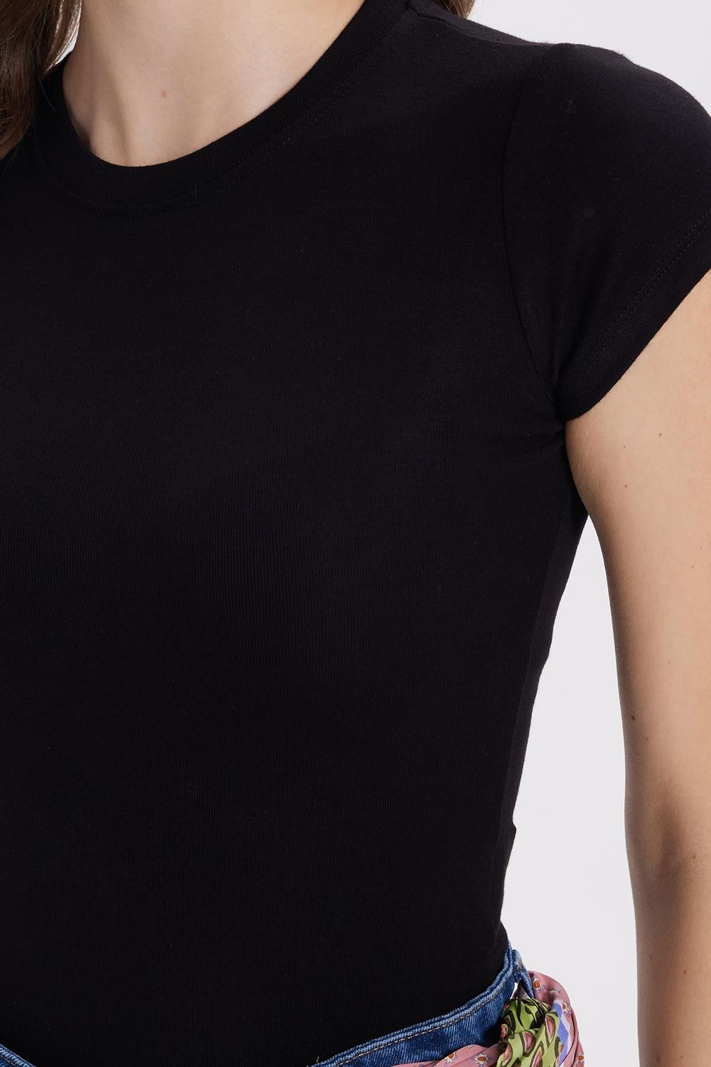 Kadın Regular Fit Klasik Kesim Bisiklet Yaka Viskon Kumaş Ultra Soft Siyah Tişört