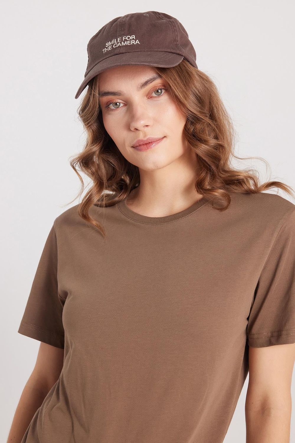 Kadın Slim Fit Dar Kesim %100 Pamuk Yumuşak Dokulu Kahverengi Bisiklet Yaka Tişört