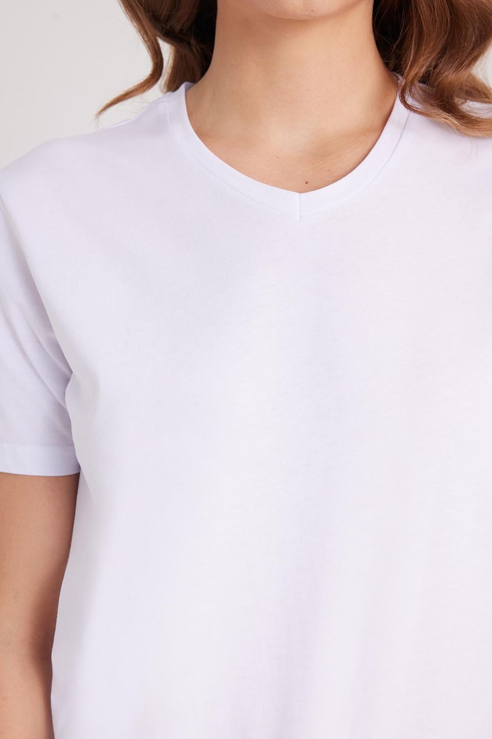 Kadın Slim Fit Dar Kesim %100 Pamuk Yumuşak Dokulu Beyaz V Yaka Tişört