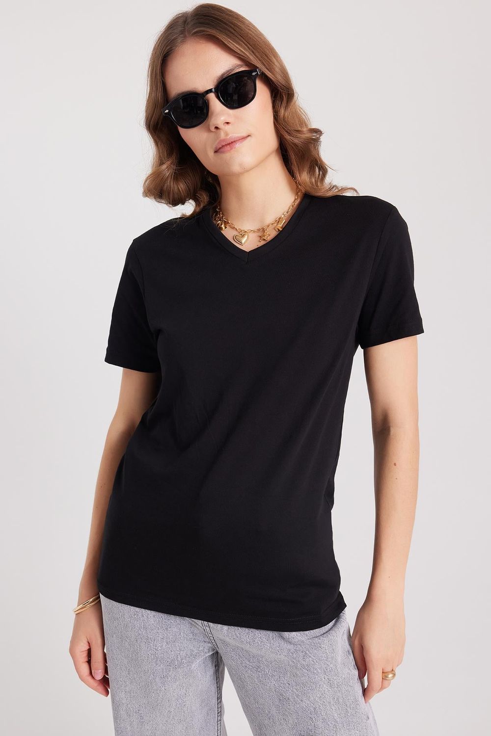 Kadın Slim Fit Dar Kesim %100 Pamuk Yumuşak Dokulu Siyah V Yaka Tişört