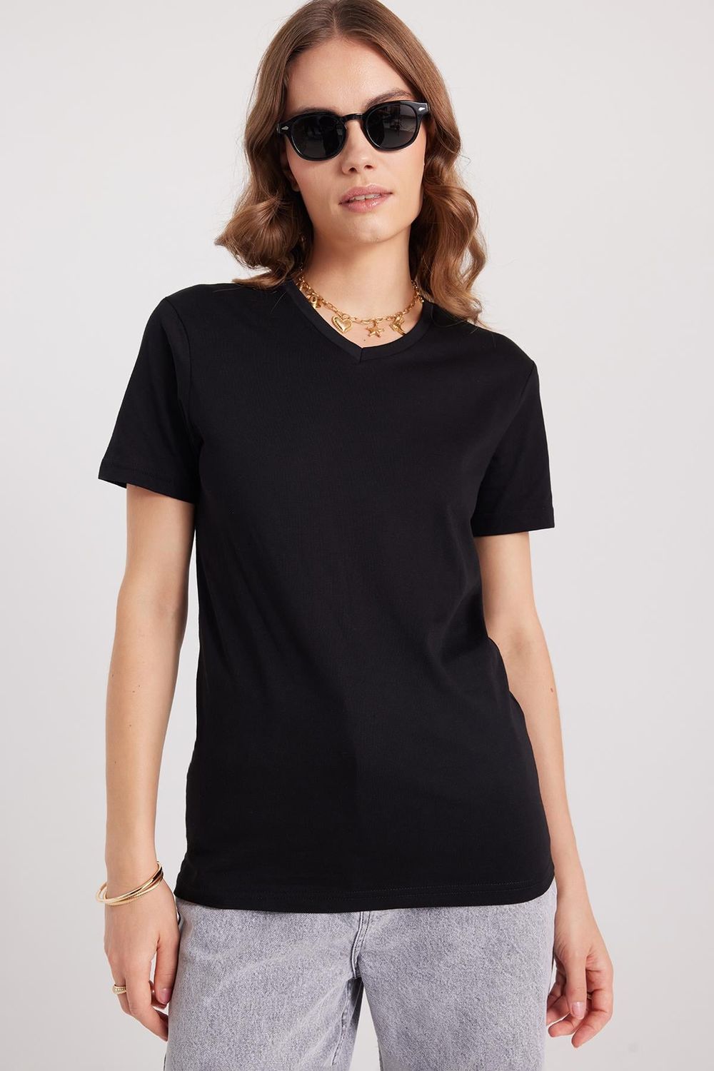 Kadın Slim Fit Dar Kesim %100 Pamuk Yumuşak Dokulu Siyah V Yaka Tişört