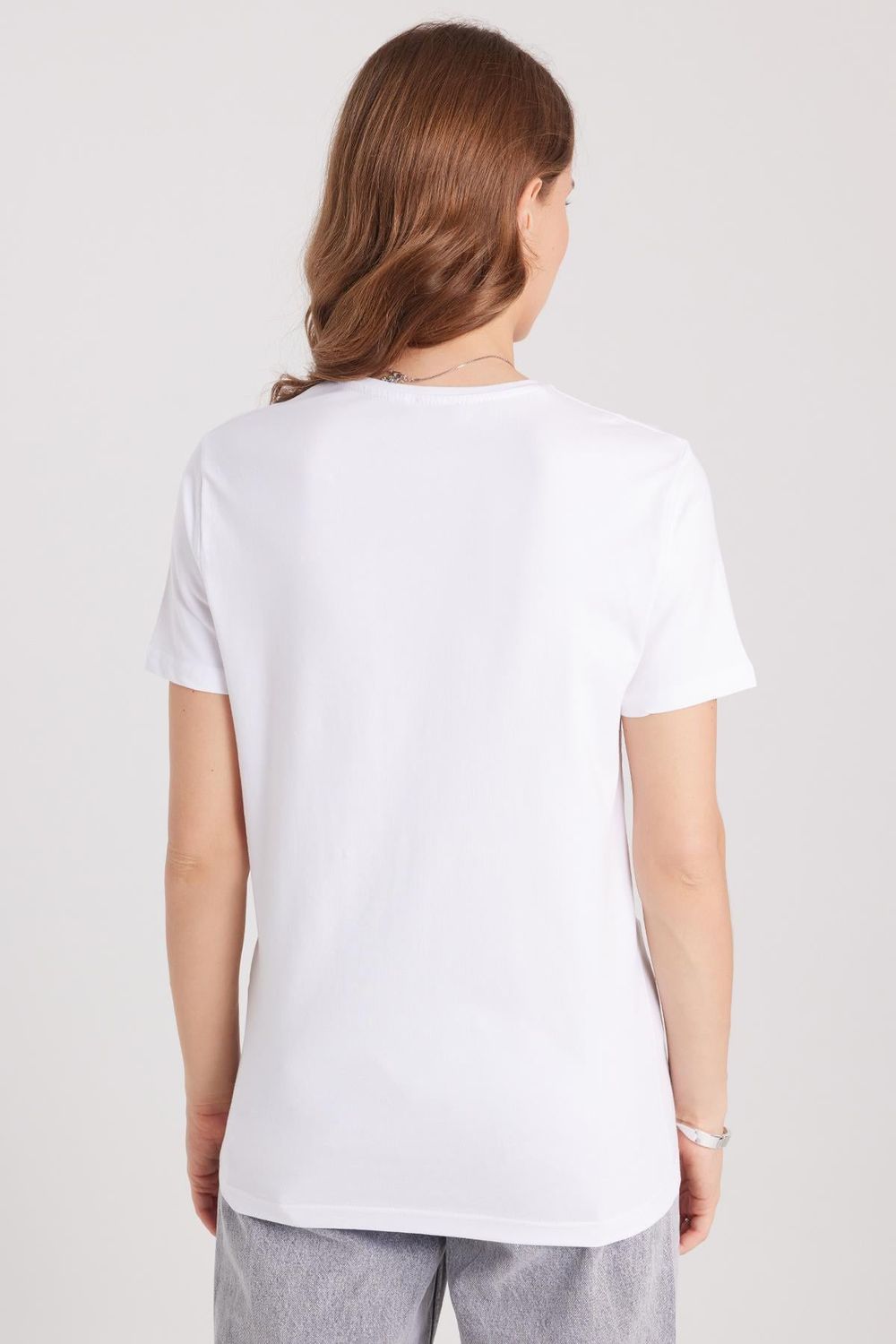 Kadın Slim Fit Dar Kesim Pamuklu Yumuşak Dokulu Likralı Esnek Kumaş Düz Basic Beyaz V Yaka Tişört