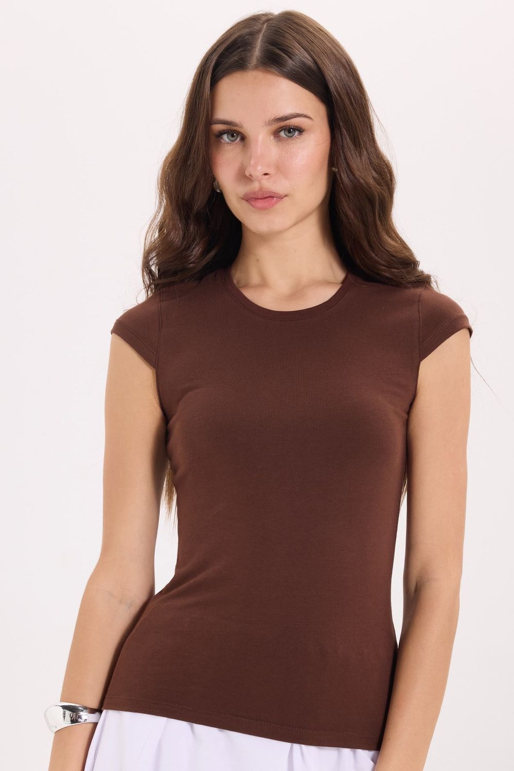 Kadın Slim Fit Dar Kesim Pamuklu Likralı Bisiklet Yaka Ay Kol Kahverengi Tişört