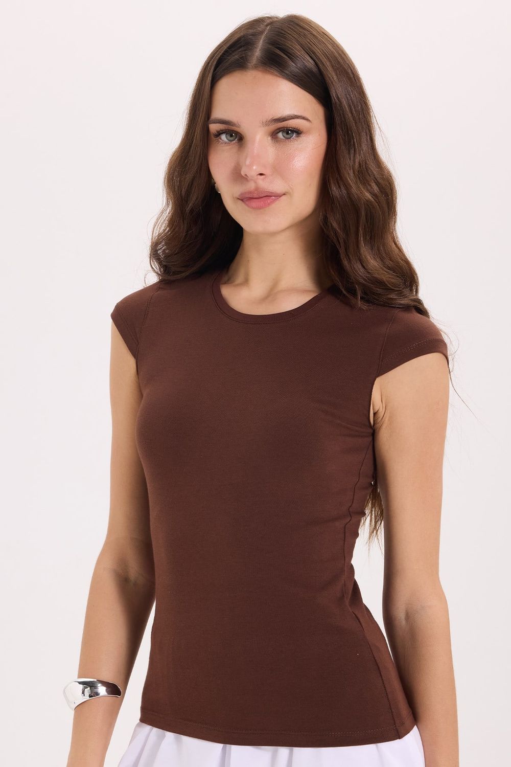 Kadın Slim Fit Dar Kesim Pamuklu Likralı Bisiklet Yaka Ay Kol Kahverengi Tişört