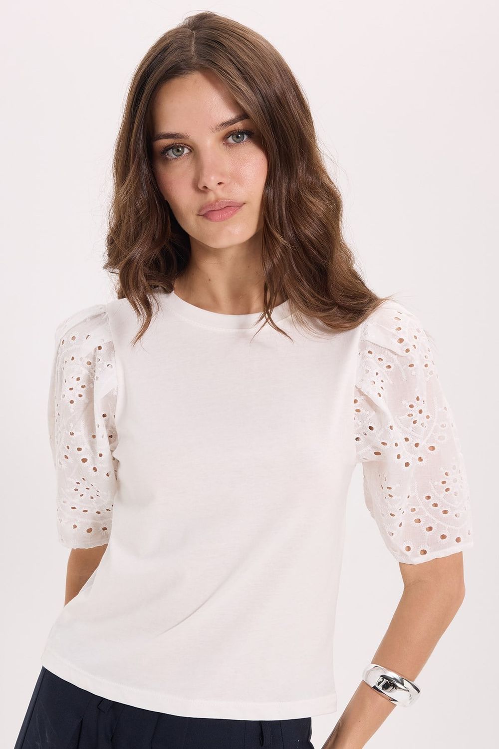 Kadın Slim Fit Dar Kesim %100 Pamuk Kısa Kollu Bisiklet Yaka Beyaz Tişört