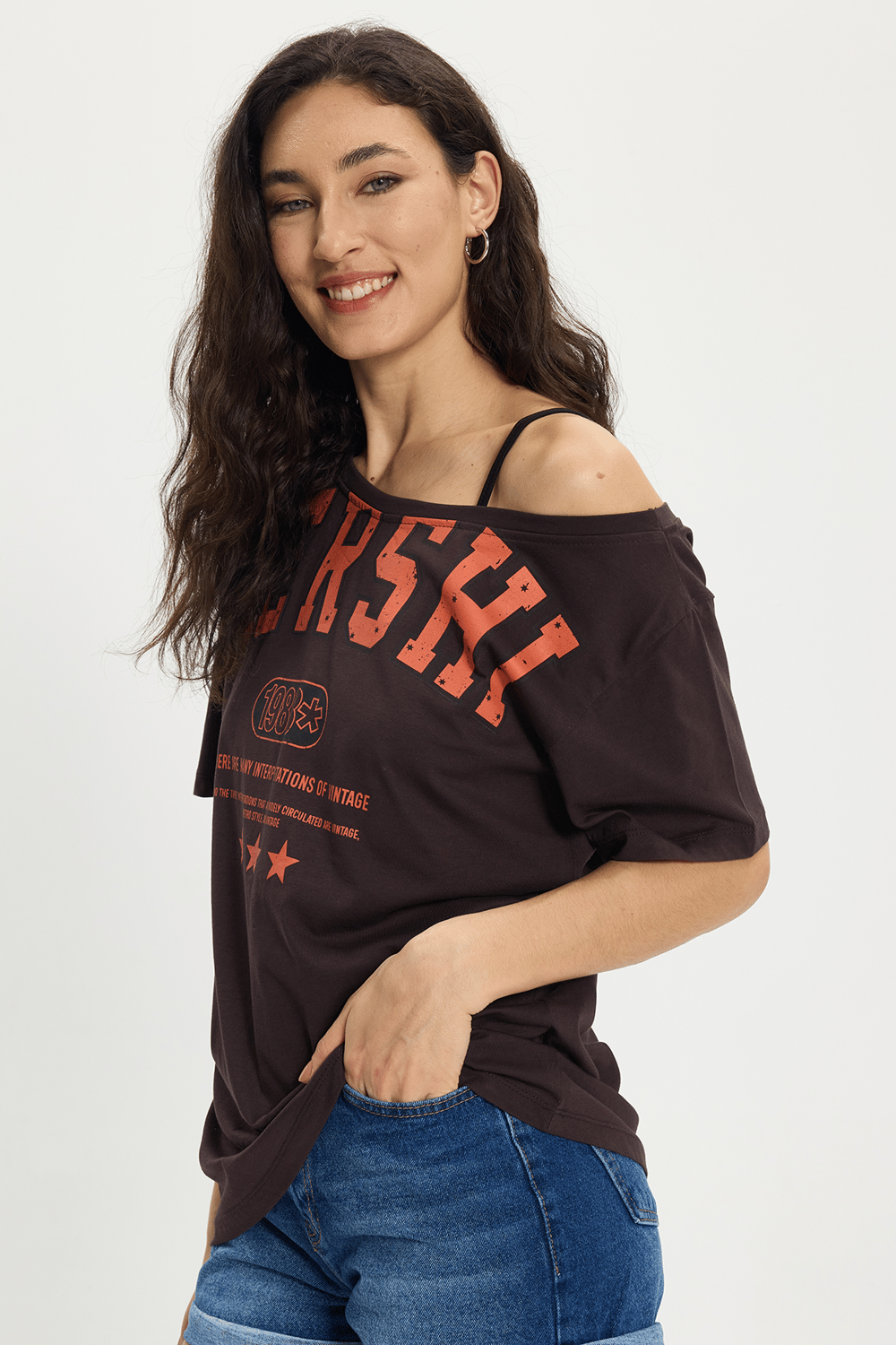 Kadın Oversize Geniş Kesim %100 Pamuk Kayık Yaka Kısa Kollu Baskılı Kahverengi Tişört