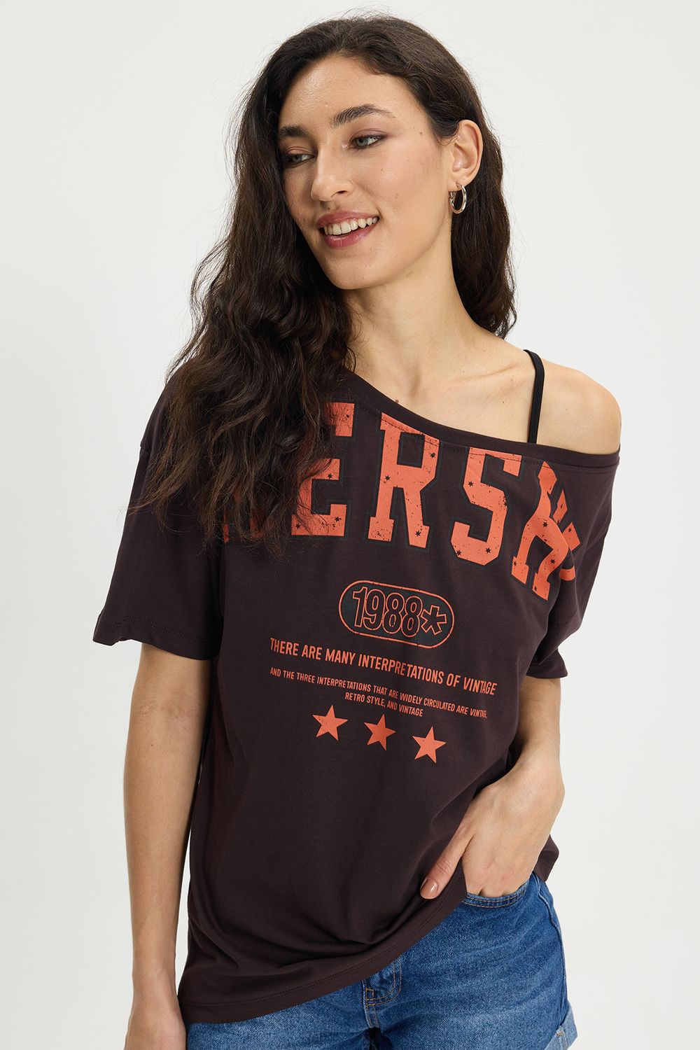 Kadın Oversize Geniş Kesim %100 Pamuk Kayık Yaka Kısa Kollu Baskılı Kahverengi Tişört