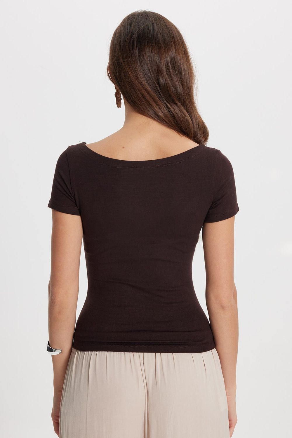 Kadın Slim Fit Dar Kesim Pamuklu Kayık Yaka Kısa Kollu Kahverengi Tişört
