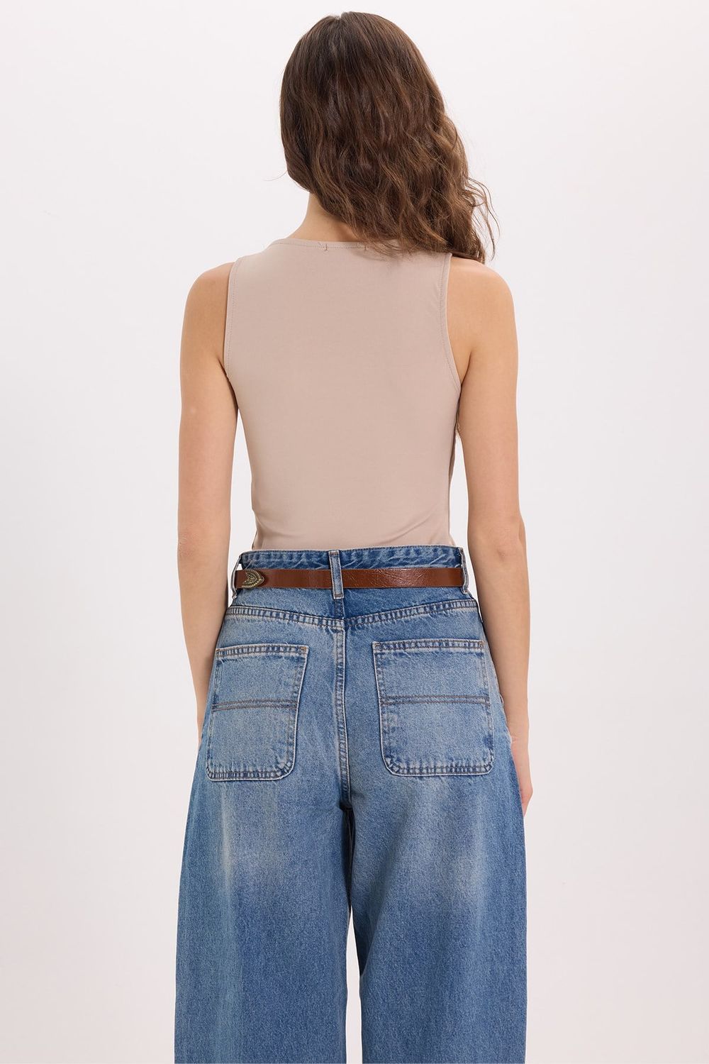 Kadın Standart Fit  Normal Kesim Kolsuz Halter Yaka Bej Crop Atlet