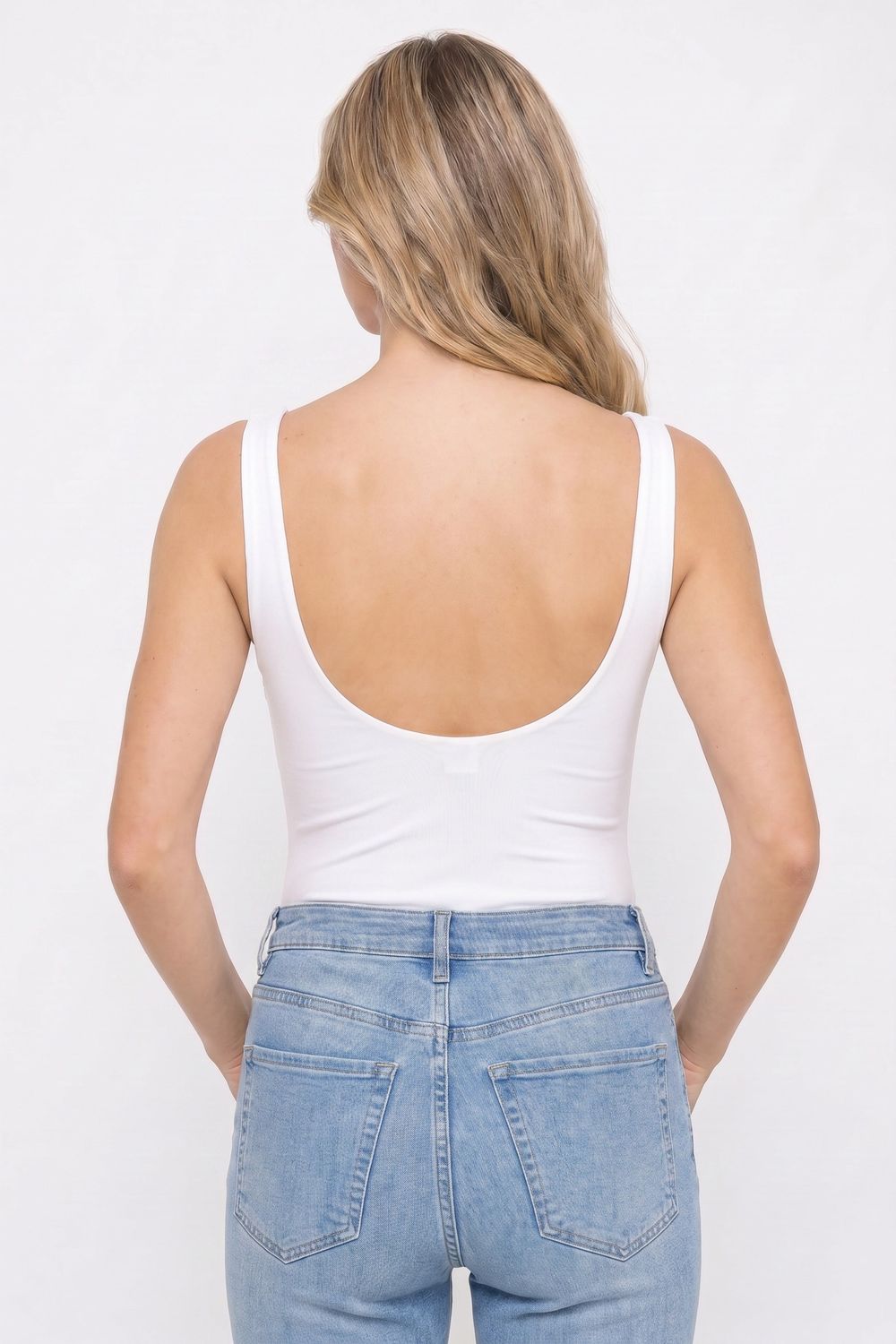 Kadın Slim Fit Dar Kesim Askılı Kare Yaka Sırtı Açık Sandy Kumaş Çıtçıtlı Beyaz Body