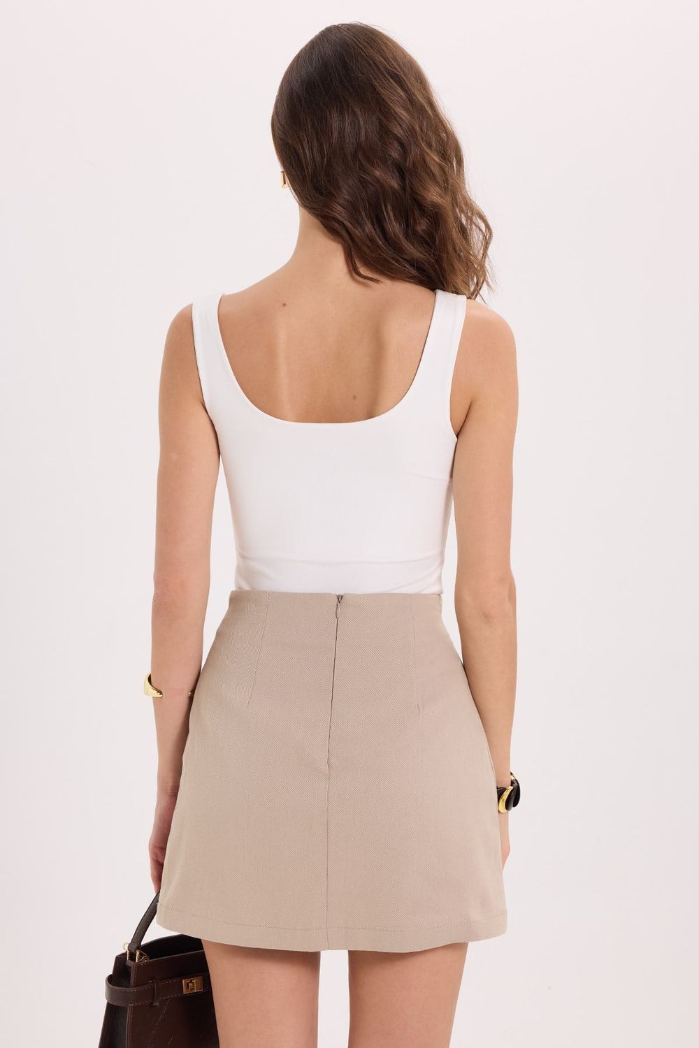 Kadın Slim Fit Dar Kesim Askılı Kare Yaka Sırtı Açık Sandy Kumaş Çıtçıtlı Beyaz Body