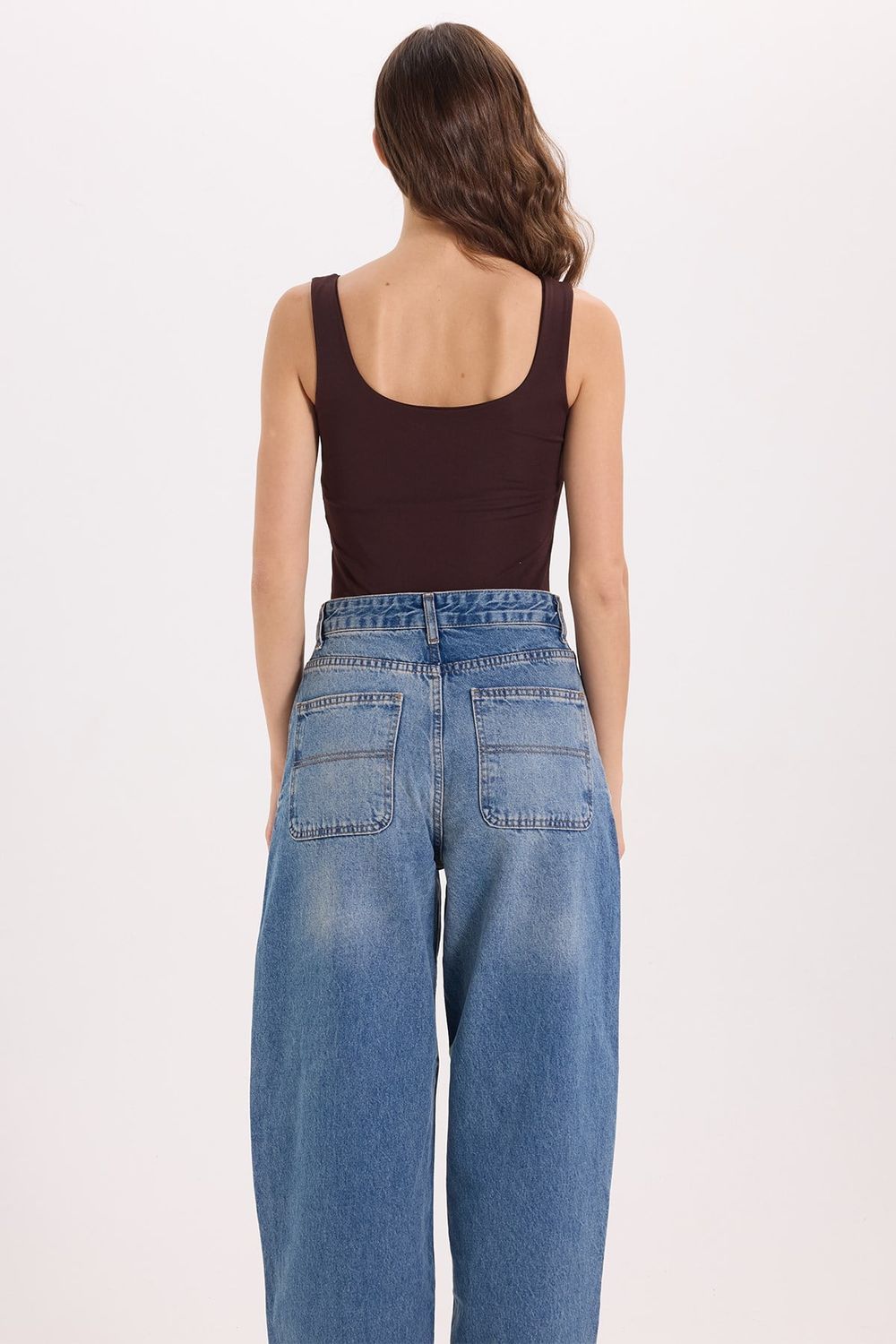 Kadın Slim Fit Dar Kesim Askılı Kare Yaka Sırtı Açık Sandy Kumaş Çıtçıtlı Kahverengi Body