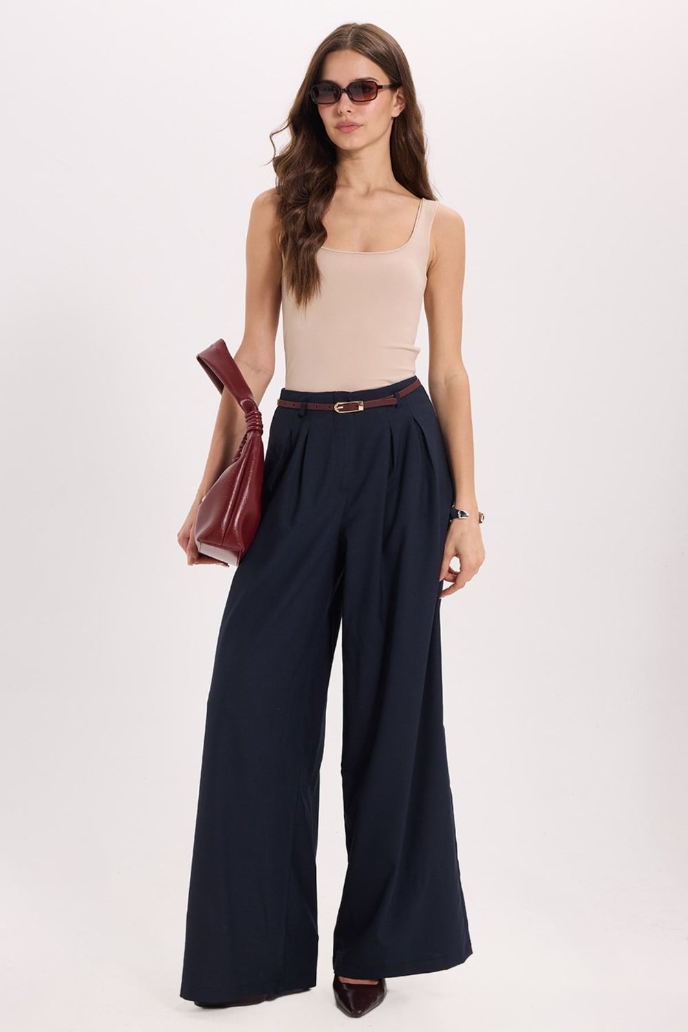 Kadın Slim Fit Dar Kesim Askılı Kare Yaka Sırtı Açık Sandy Kumaş Çıtçıtlı Bej Body