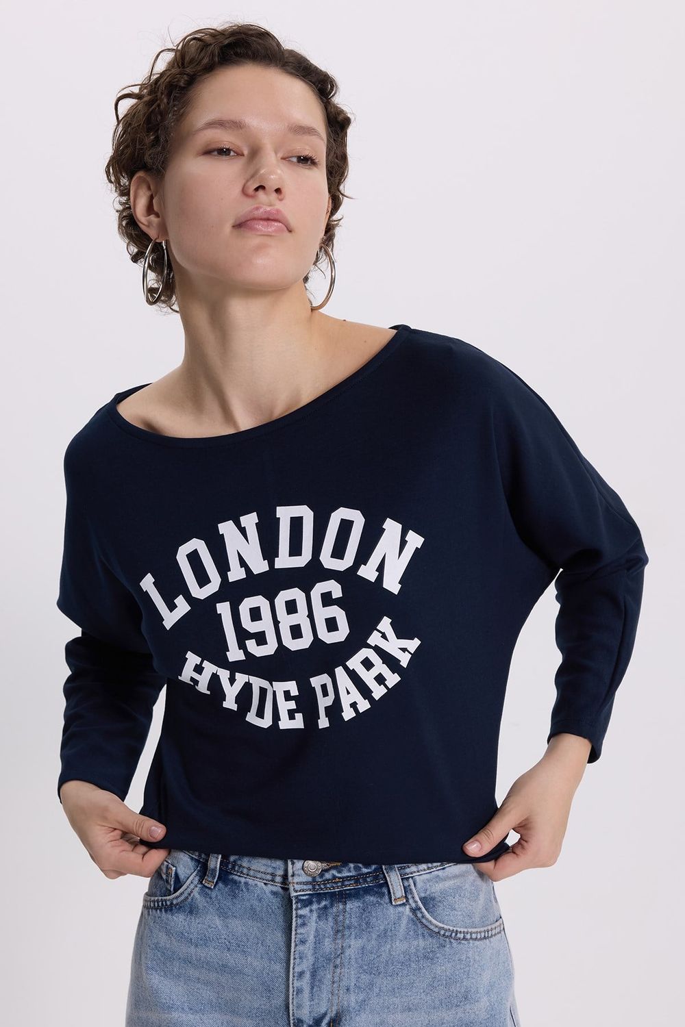 Kadın Oversize Geniş Kesim Tek Omuz Düşük Kayık Yaka Baskılı Uzun Kollu Likralı Lacivert Bluz Tişört
