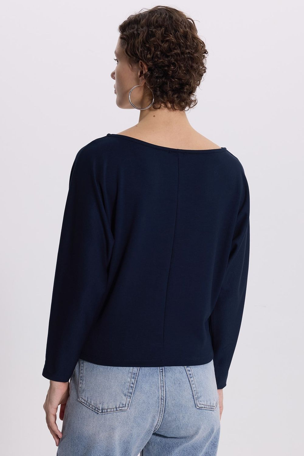 Kadın Oversize Geniş Kesim Tek Omuz Düşük Kayık Yaka Baskılı Uzun Kollu Likralı Lacivert Bluz Tişört