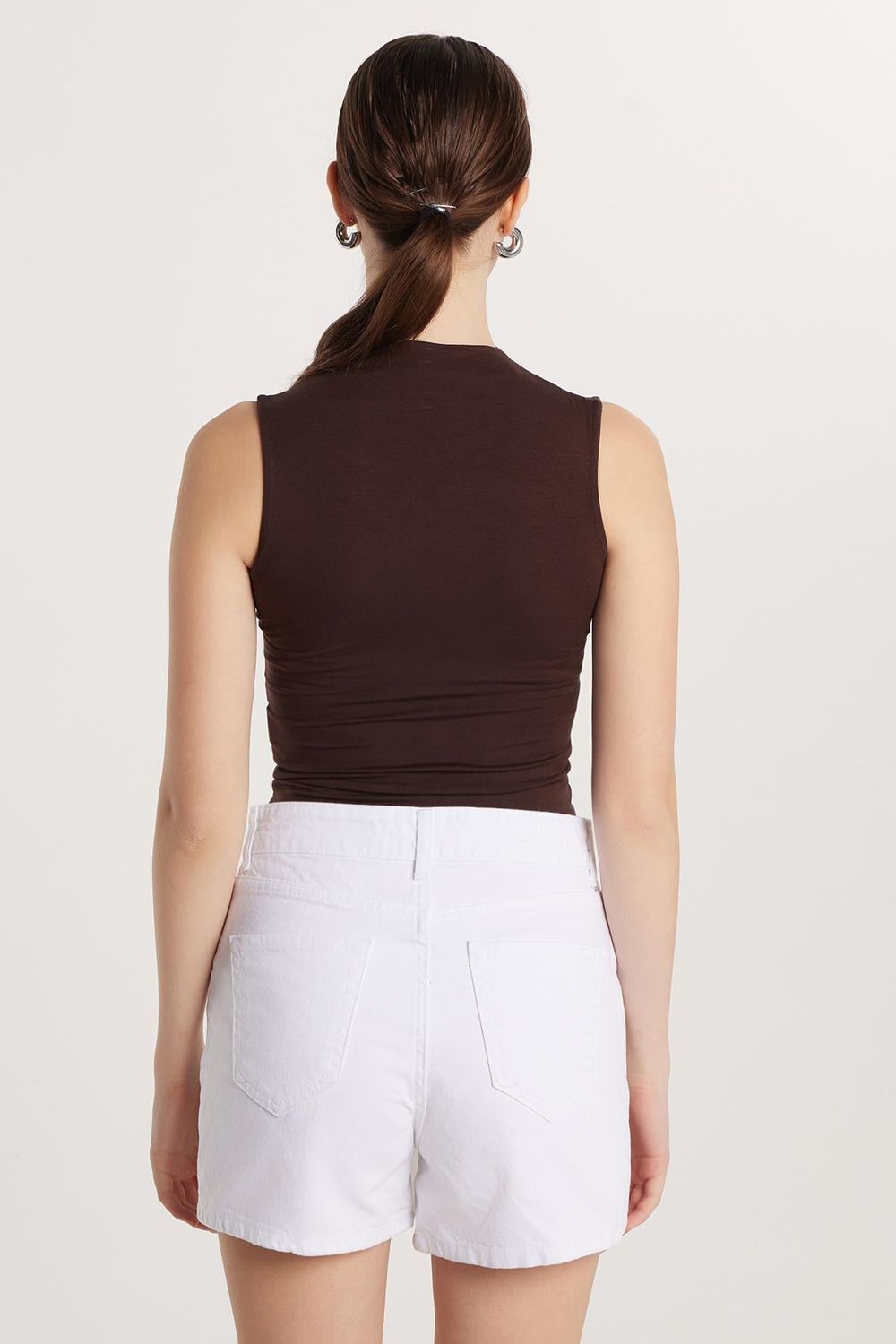 Kadın Slim Fit Viskon Sıfır Kol Boğazlı Kahverengi Bluz