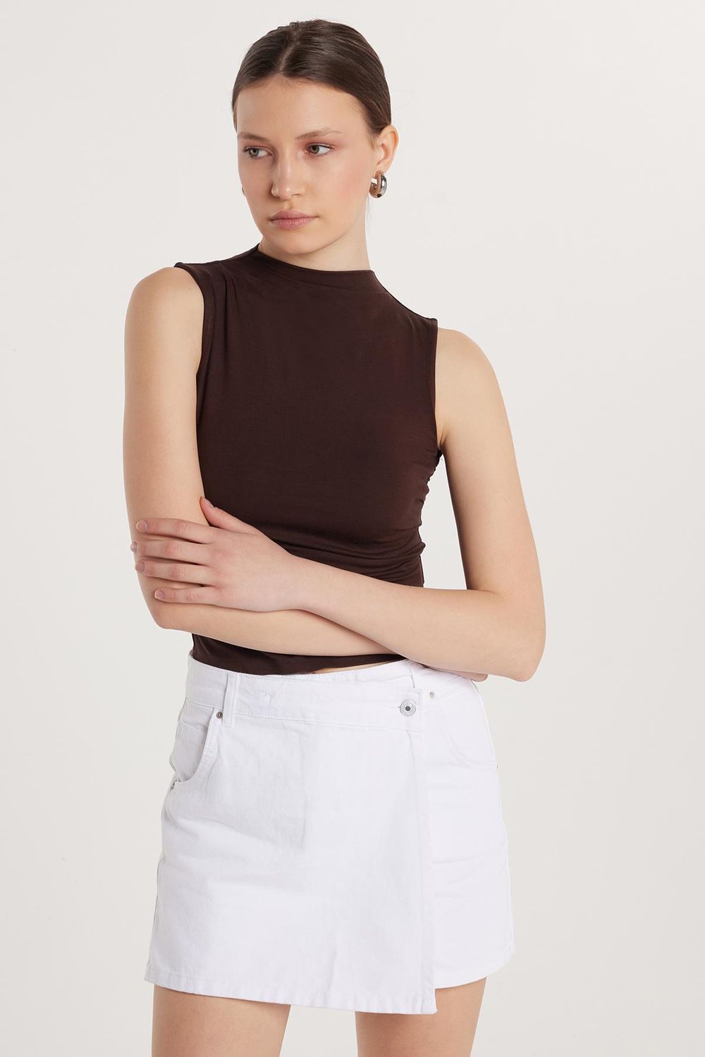 Kadın Slim Fit Viskon Sıfır Kol Boğazlı Kahverengi Bluz