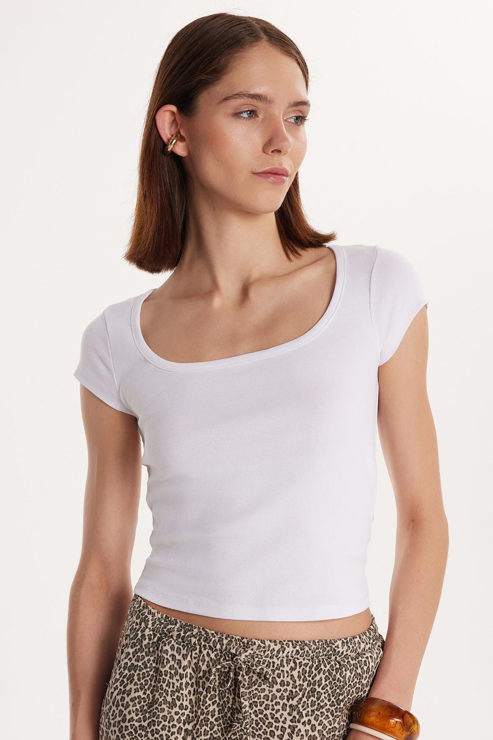 Kadın Slim Fit Dar Kesim Kısa Kollu U Yaka Beyaz Bluz