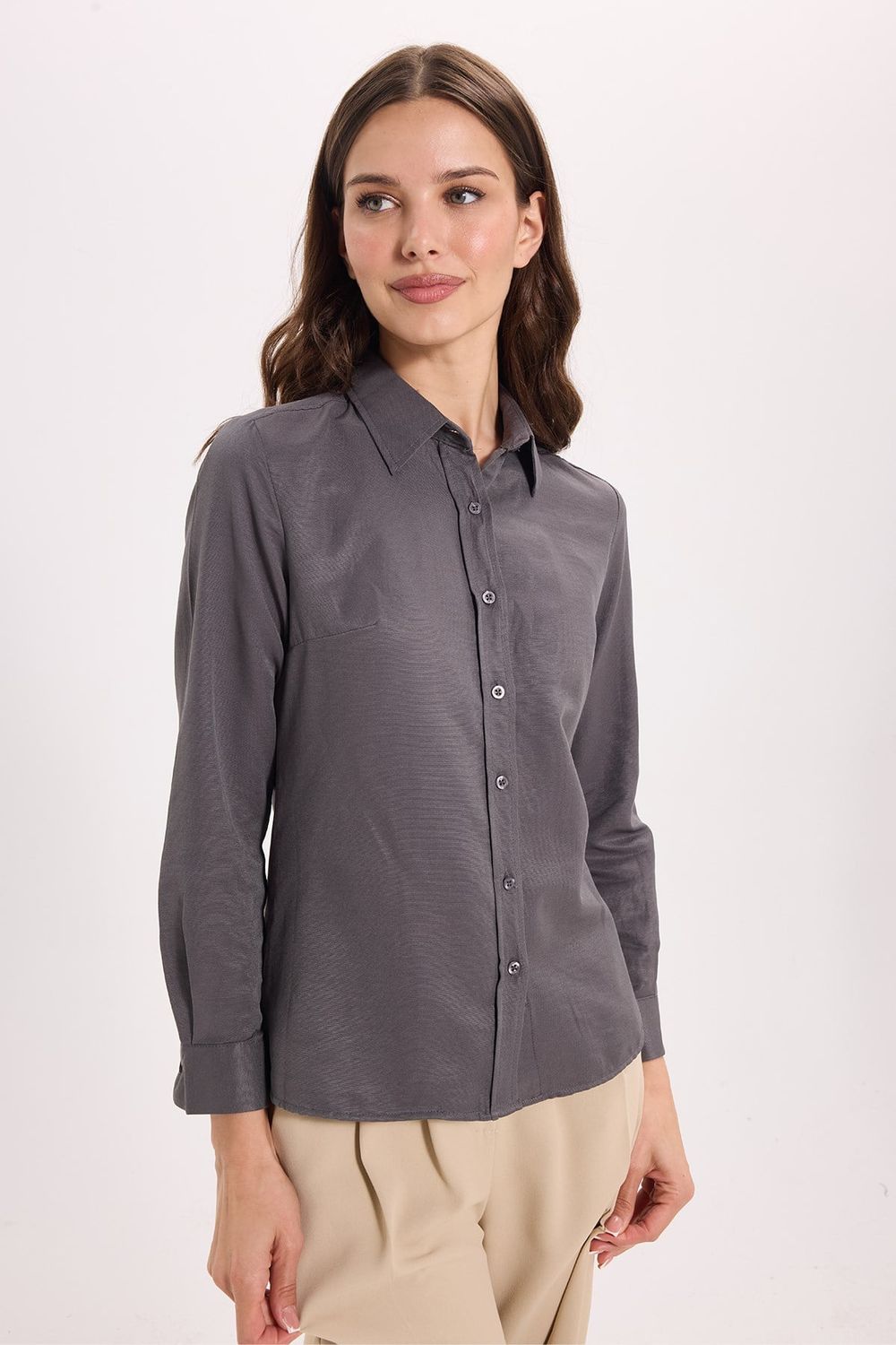 Kadın Slim Fit Dar Kesim Uzun Kollu Pamuklu Vücuda Oturan Dokulu Antrasit Basic Gömlek