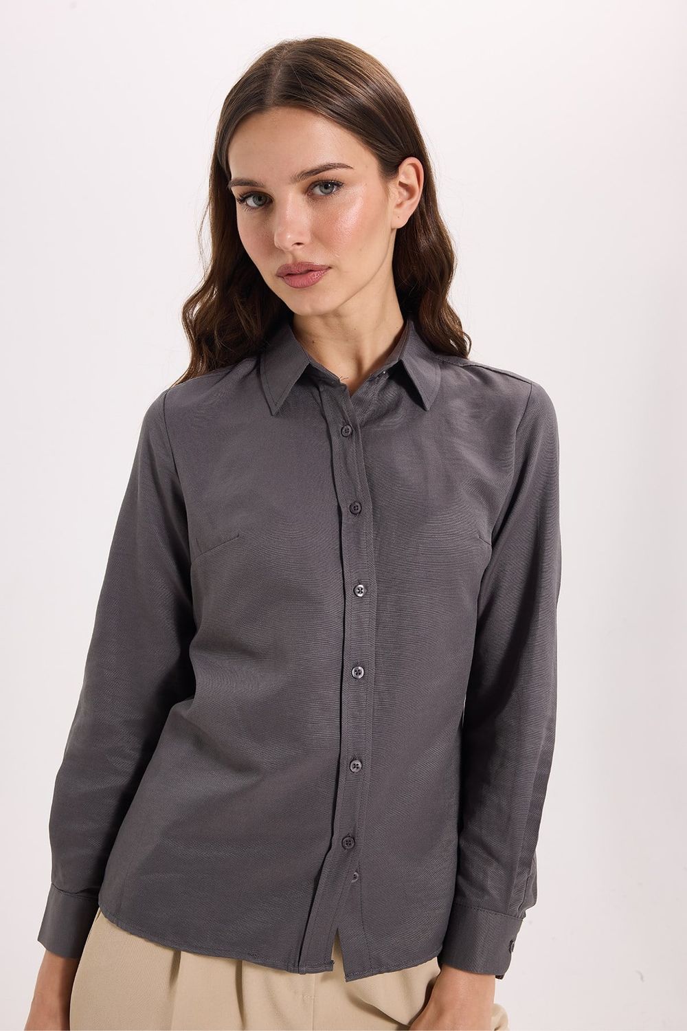 Kadın Slim Fit Dar Kesim Uzun Kollu Pamuklu Vücuda Oturan Dokulu Antrasit Basic Gömlek
