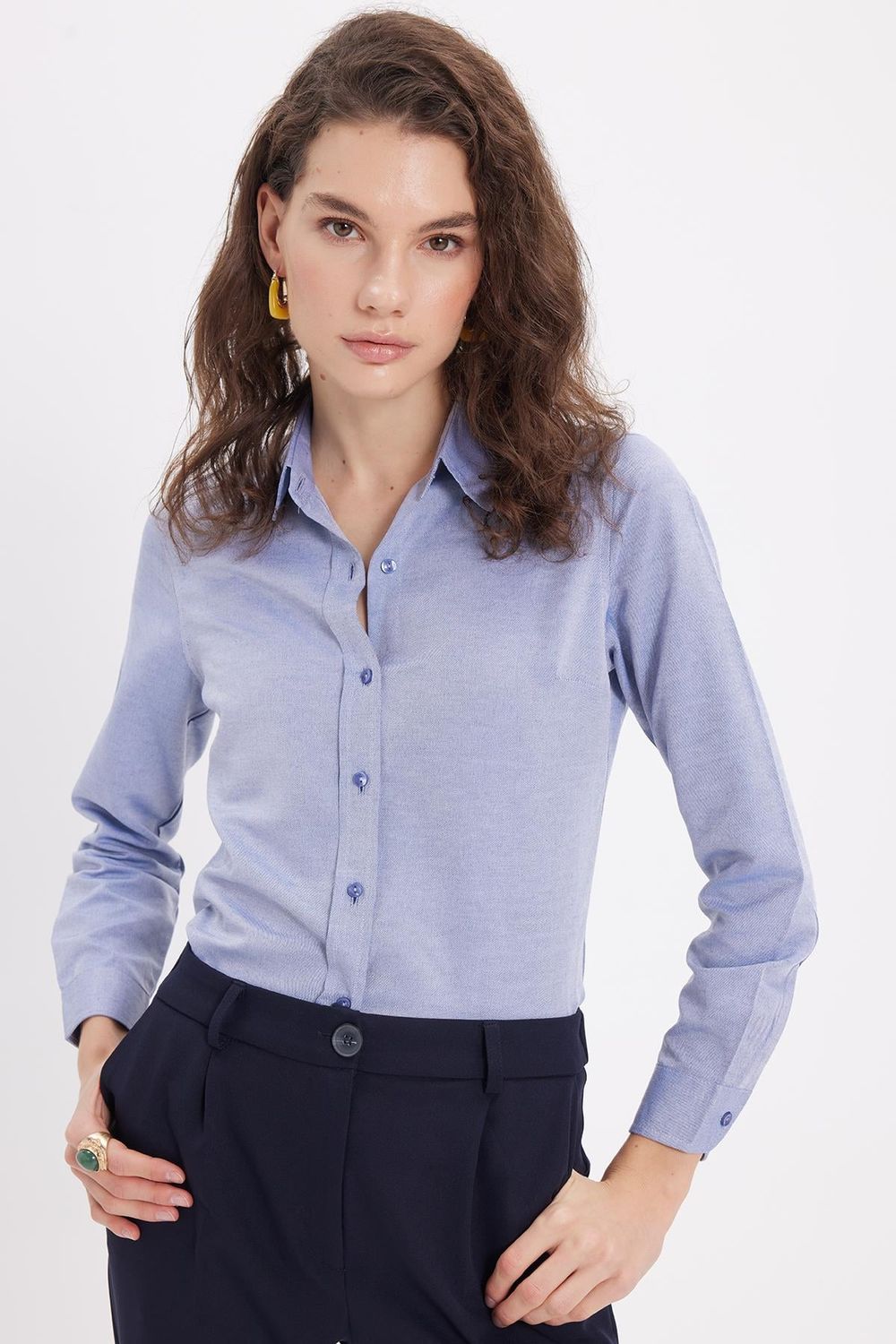 Kadın Slim Fit Dar Kesim Uzun Kollu Pamuklu Vücuda Oturan Dokulu Açık Lacivert Basic Gömlek