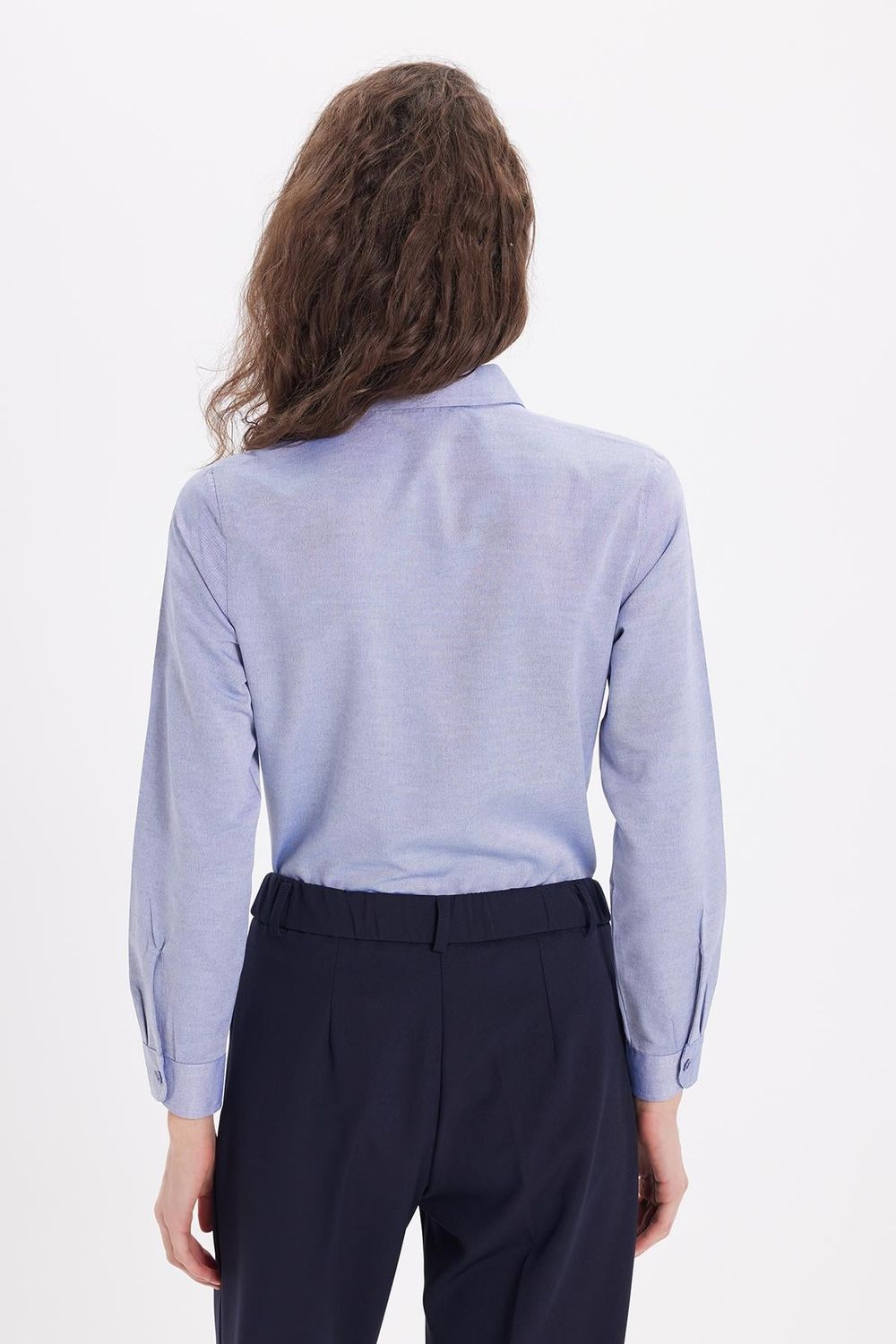 Kadın Slim Fit Dar Kesim Uzun Kollu Pamuklu Vücuda Oturan Dokulu Açık Lacivert Basic Gömlek
