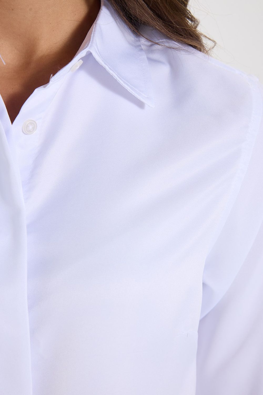 Kadın Slim Fit Dar Kesim Vucüda Oturan Uzun Kollu Gizli Düğme Detaylı Beyaz Basic Gömlek