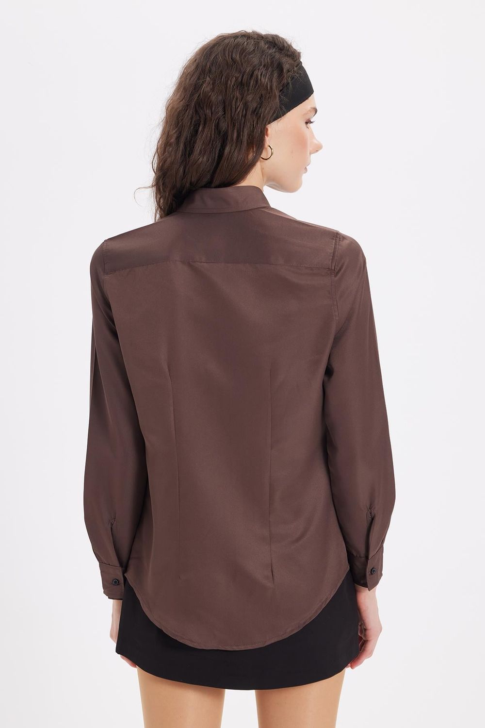 Kadın Slim Fit Dar Kesim Vucüda Oturan Uzun Kollu Gizli Düğme Detaylı Kahverengi Basic Gömlek