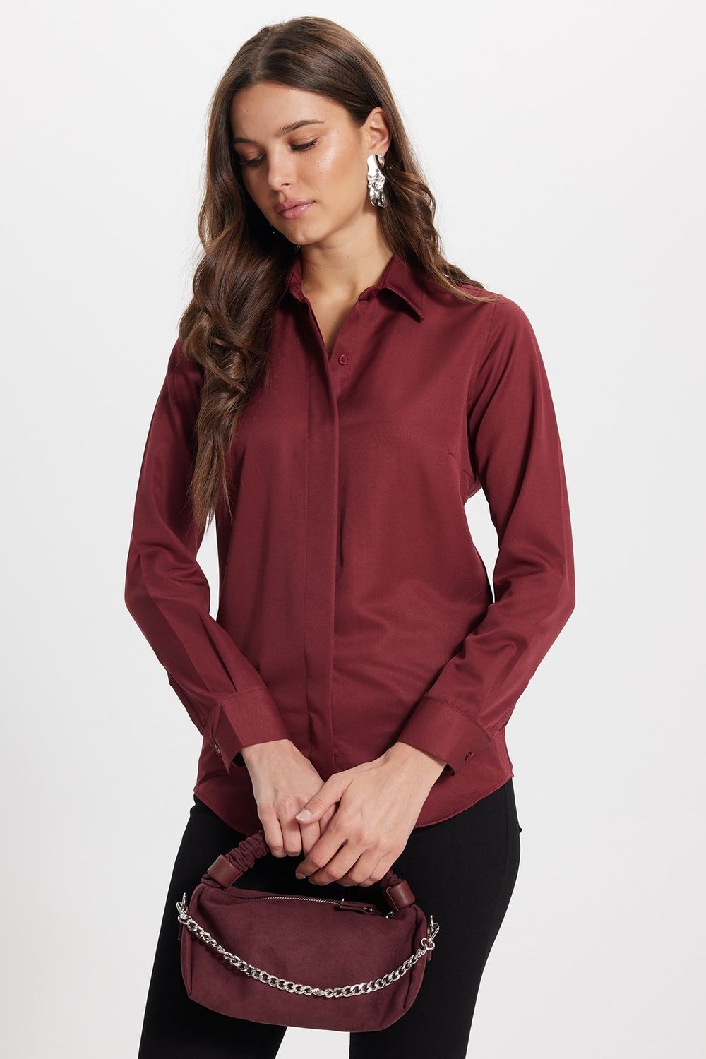 Kadın Slim Fit Dar Kesim Vucüda Oturan Uzun Kollu Gizli Düğme Detaylı Bordo Basic Gömlek