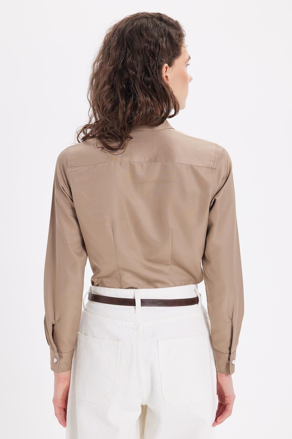 Kadın Slim Fit Dar Kesim Vucüda Oturan Uzun Kollu Gizli Düğme Detaylı Koyu Vizon Basic Gömlek