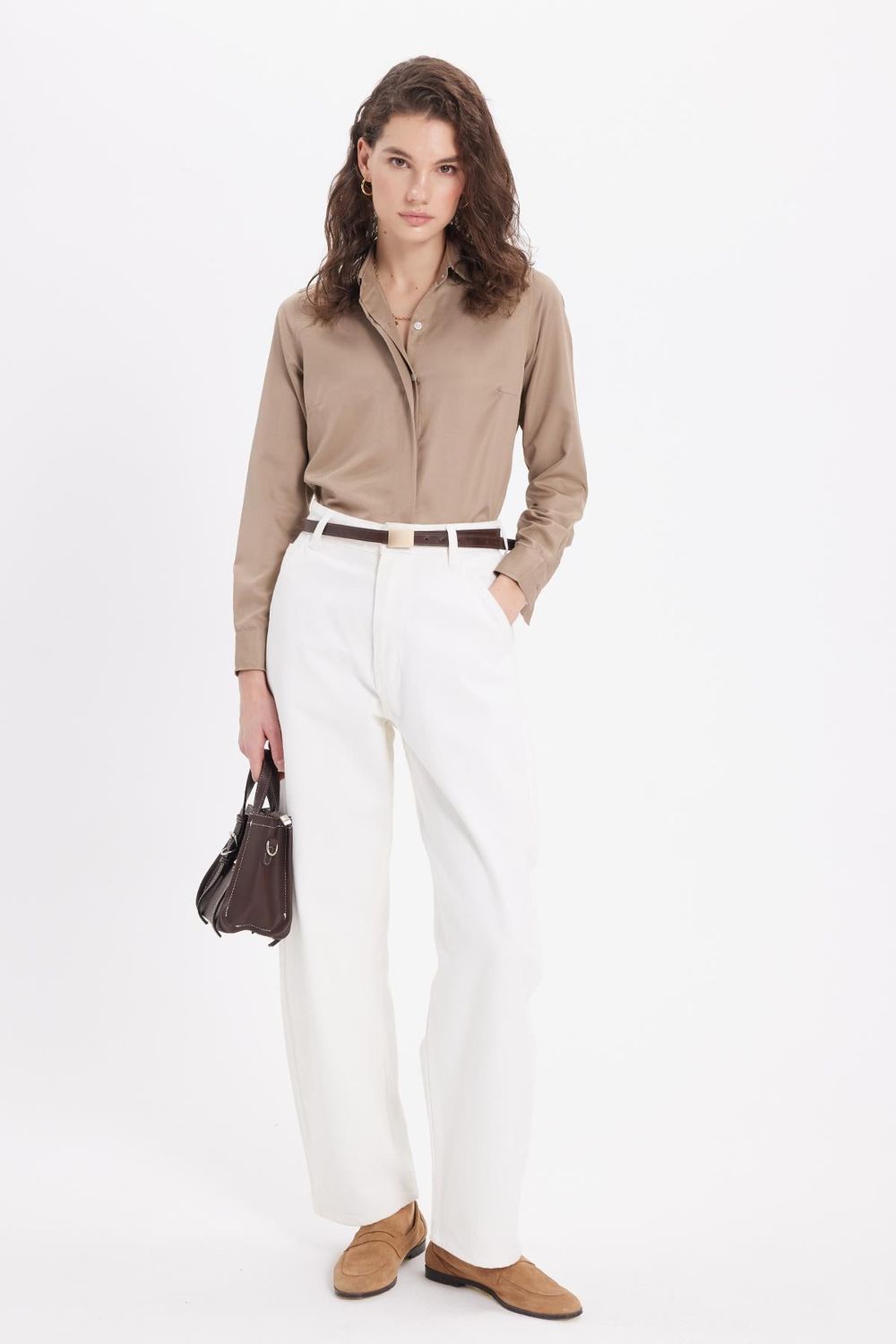 Kadın Slim Fit Dar Kesim Vucüda Oturan Uzun Kollu Gizli Düğme Detaylı Koyu Vizon Basic Gömlek