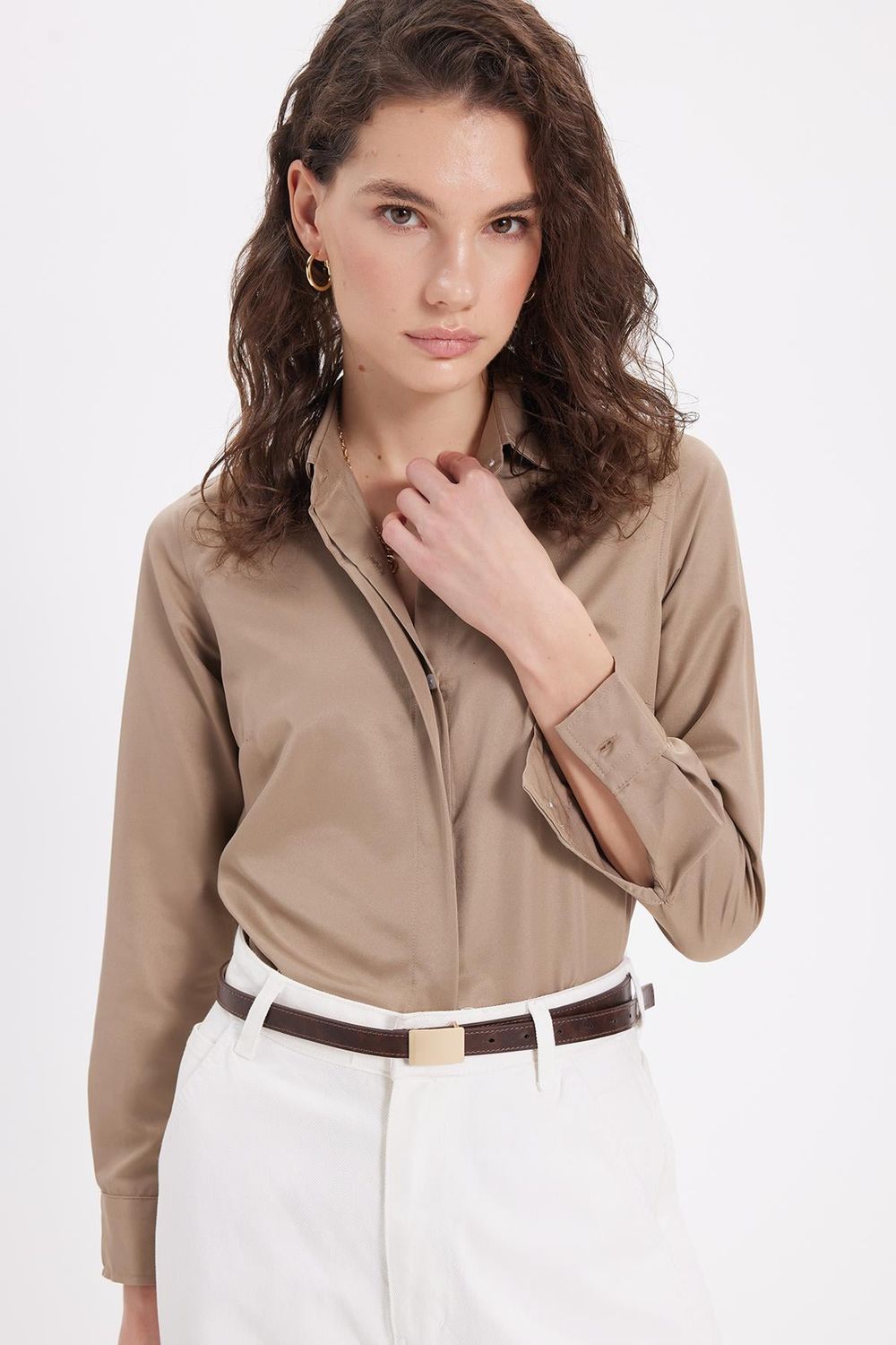 Kadın Slim Fit Dar Kesim Vucüda Oturan Uzun Kollu Gizli Düğme Detaylı Koyu Vizon Basic Gömlek