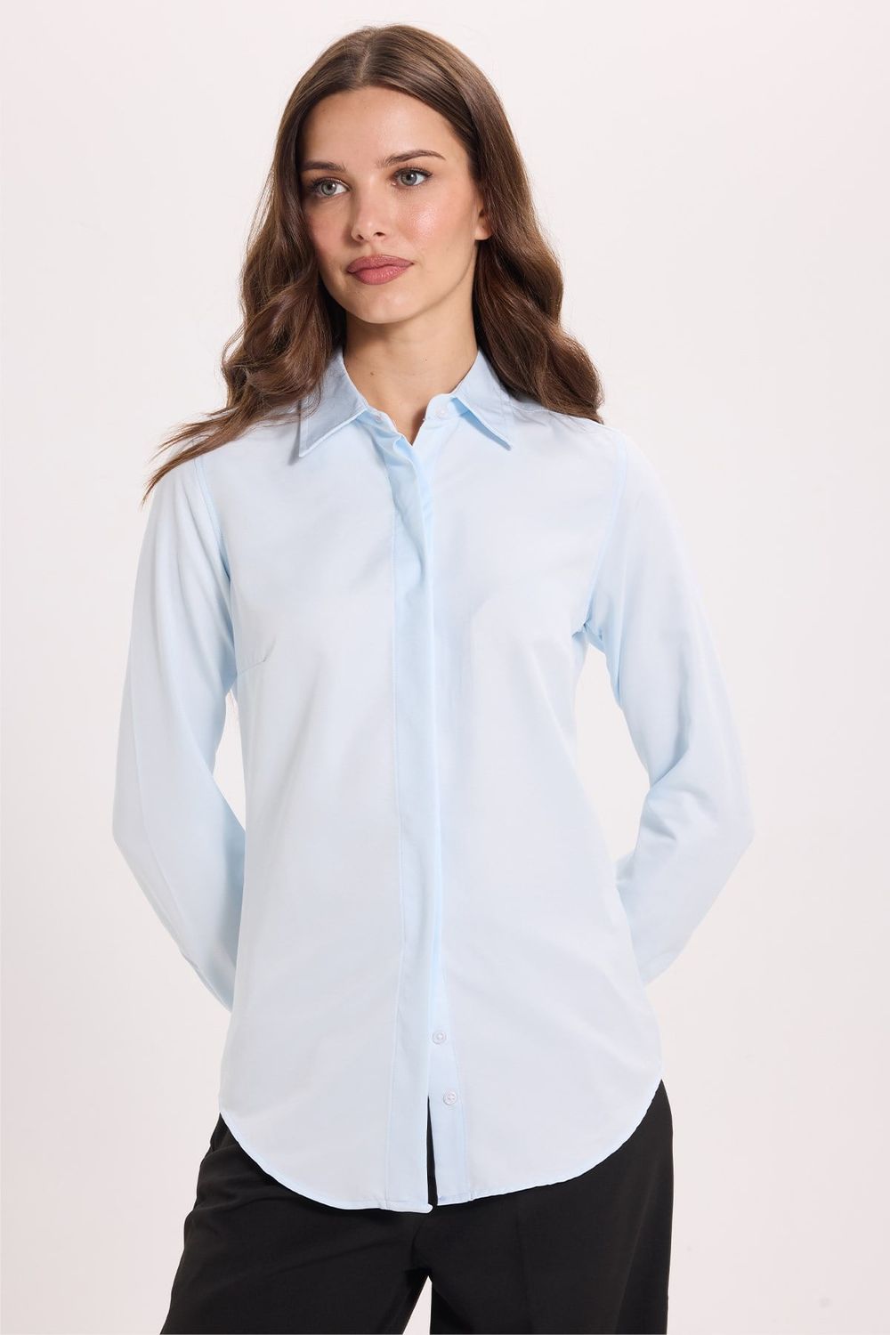 Kadın Slim Fit Dar Kesim Vucüda Oturan Uzun Kollu Gizli Düğme Detaylı Mavi Basic Gömlek