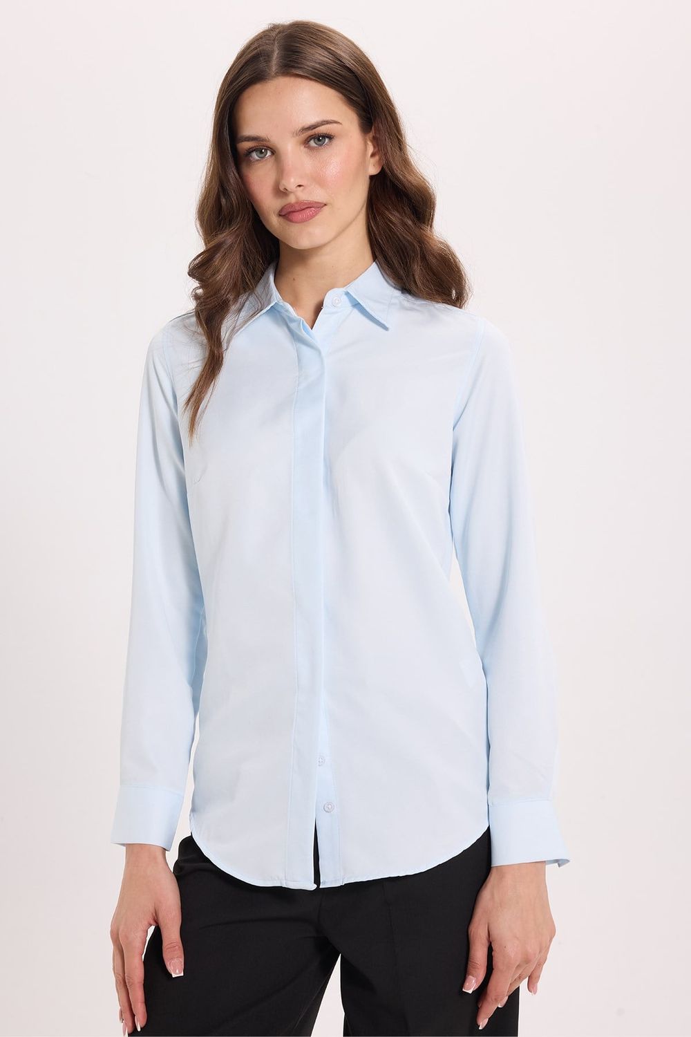 Kadın Slim Fit Dar Kesim Vucüda Oturan Uzun Kollu Gizli Düğme Detaylı Mavi Basic Gömlek