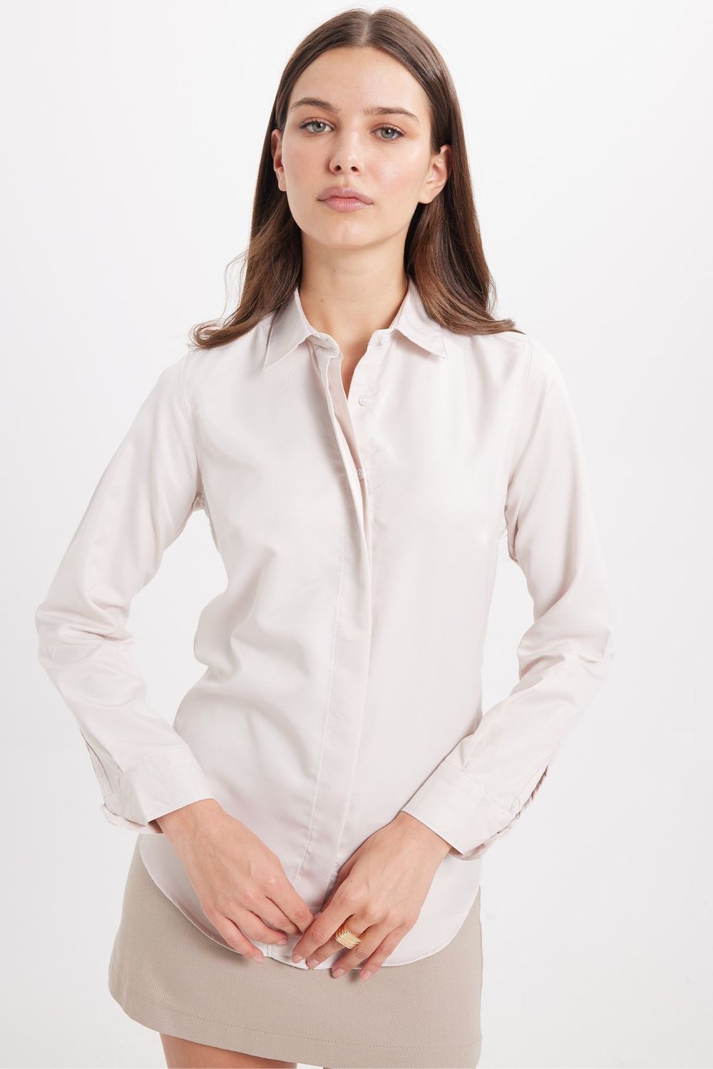 Kadın Slim Fit Dar Kesim Vucüda Oturan Uzun Kollu Gizli Düğme Detaylı Taş Basic Gömlek